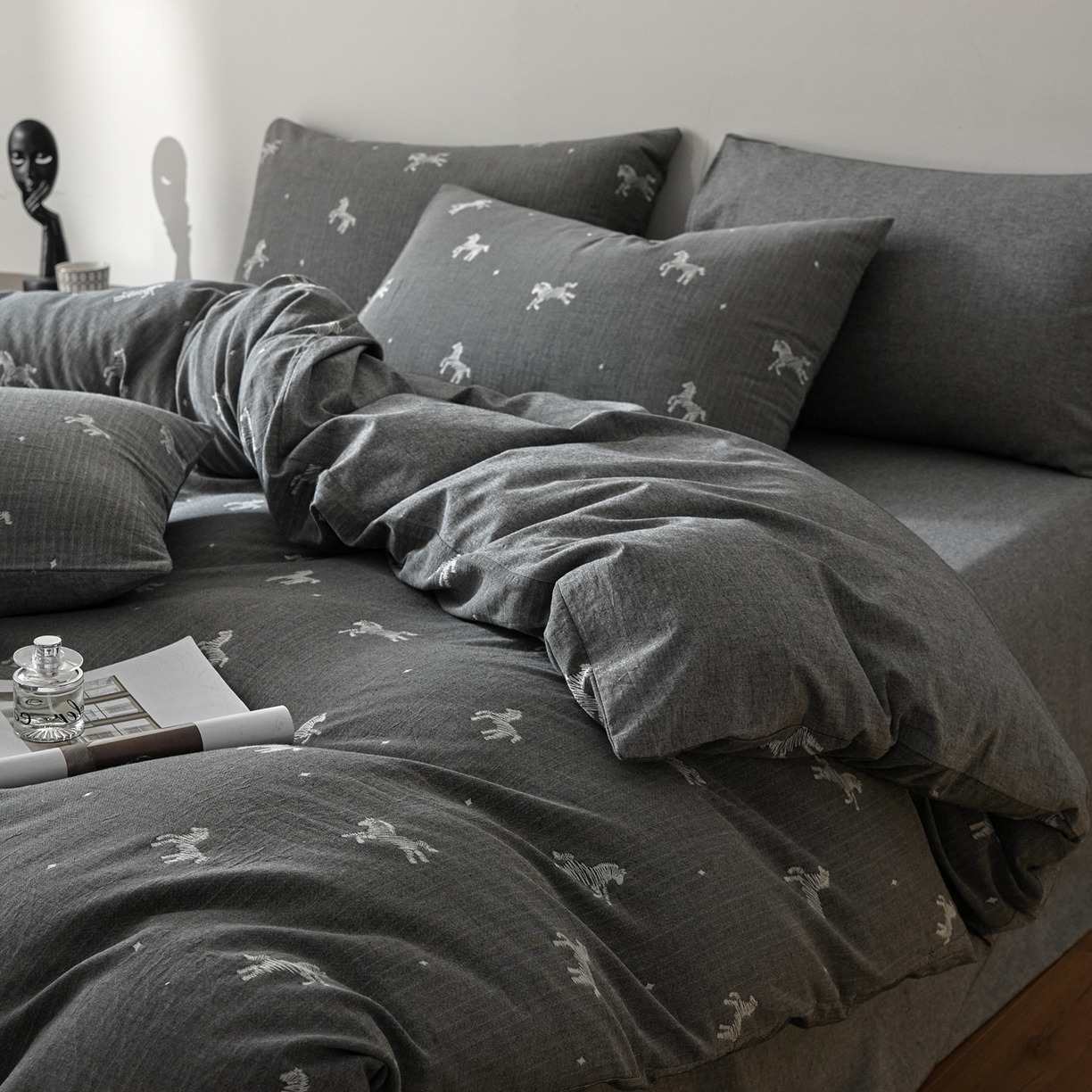 91家纺网 家纺一手货源 找家纺 如一 2026新款A类色织提花全棉双层纱水洗棉四件套 骏影黑