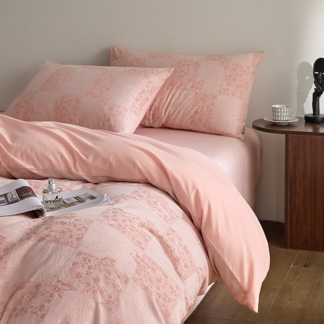 91家纺网 家纺一手货源 找家纺 如一 2026新款A类色织提花全棉双层纱水洗棉四件套 蝶漫粉