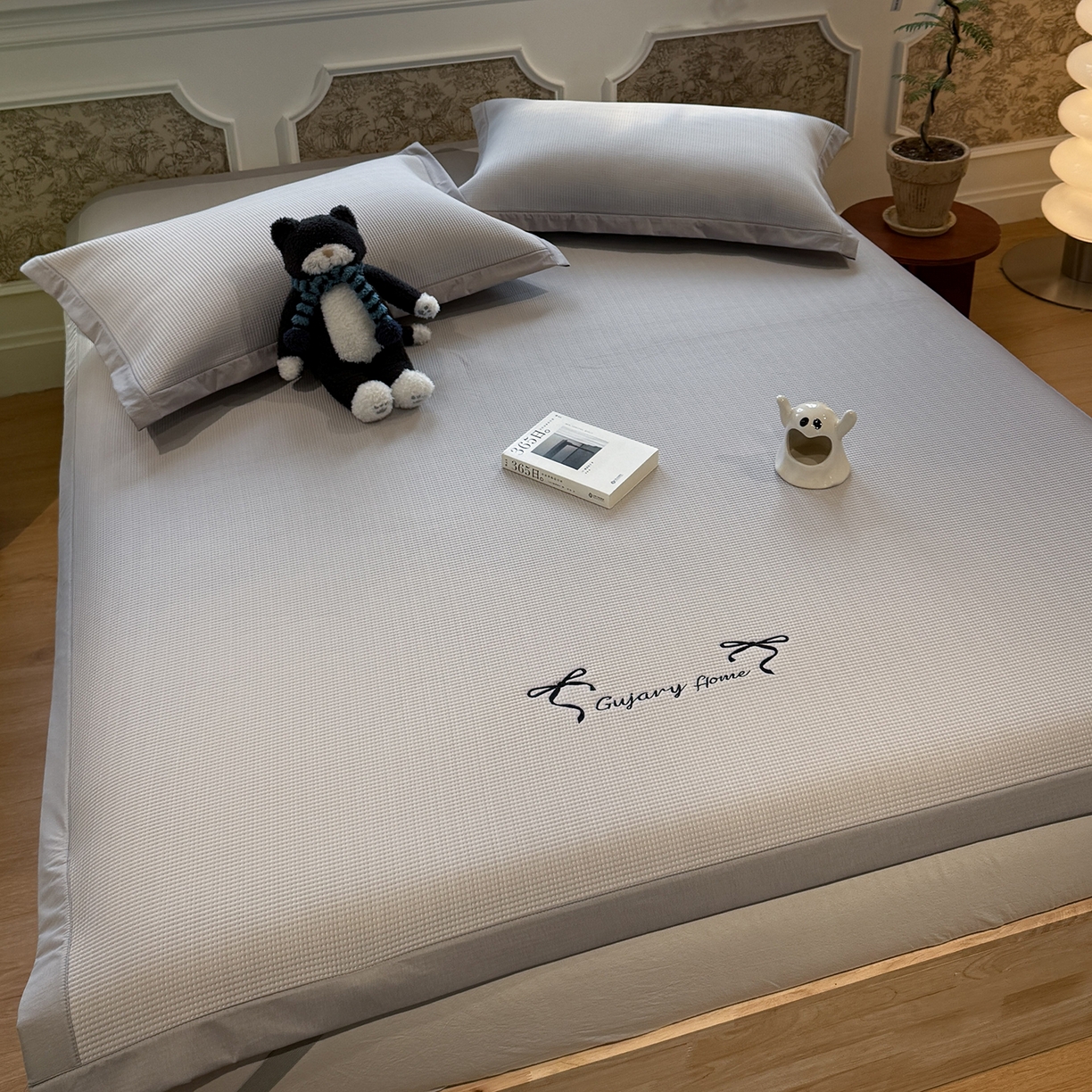 91家纺网 家纺一手货源 找家纺 GUJARY古家丽 2026新款A类刺绣凉豆豆凉席miumiu风绣蝴蝶结 云雾灰