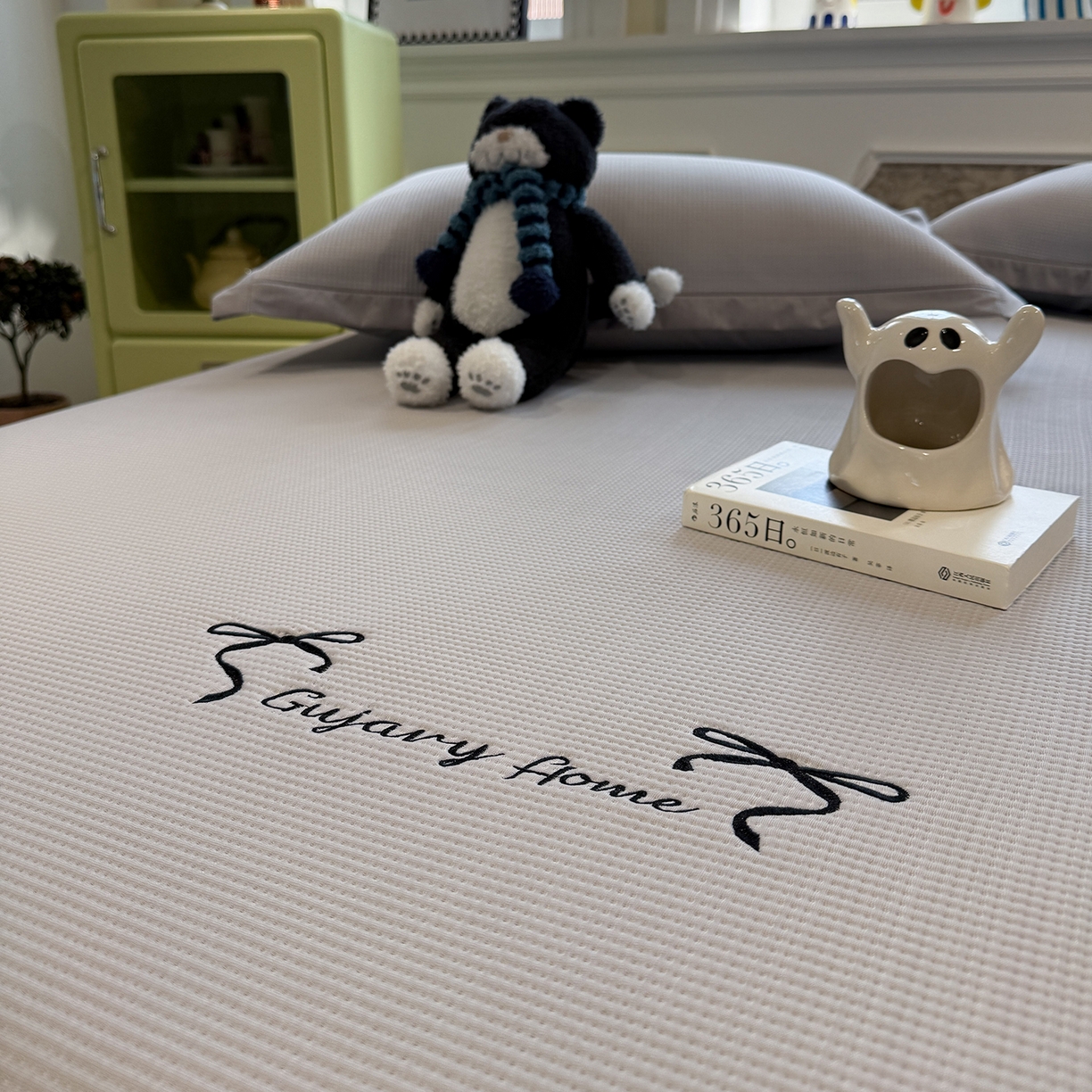 91家纺网 家纺一手货源 找家纺 GUJARY古家丽 2026新款A类刺绣凉豆豆凉席miumiu风绣蝴蝶结 云雾灰