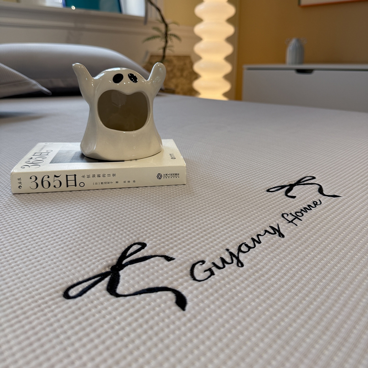 91家纺网 家纺一手货源 找家纺 GUJARY古家丽 2026新款A类刺绣凉豆豆凉席miumiu风绣蝴蝶结 云雾灰