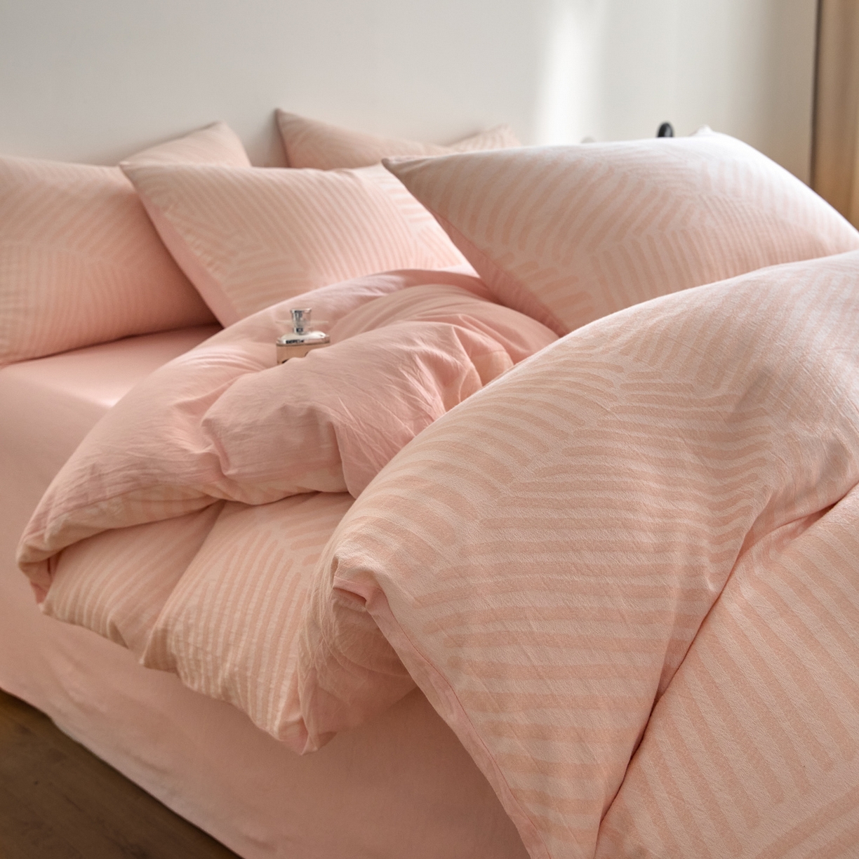 91家纺网 家纺一手货源 找家纺 如一 2026新款A类色织提花全棉双层纱水洗棉四件套 序章粉