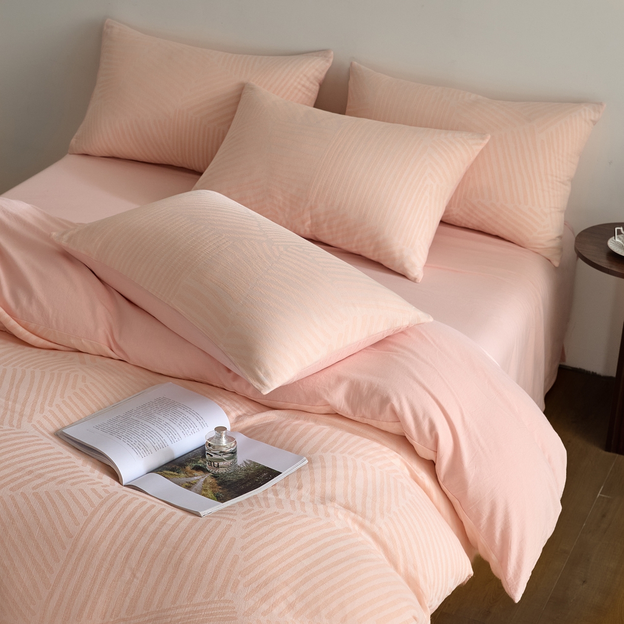 91家纺网 家纺一手货源 找家纺 如一 2026新款A类色织提花全棉双层纱水洗棉四件套 序章粉