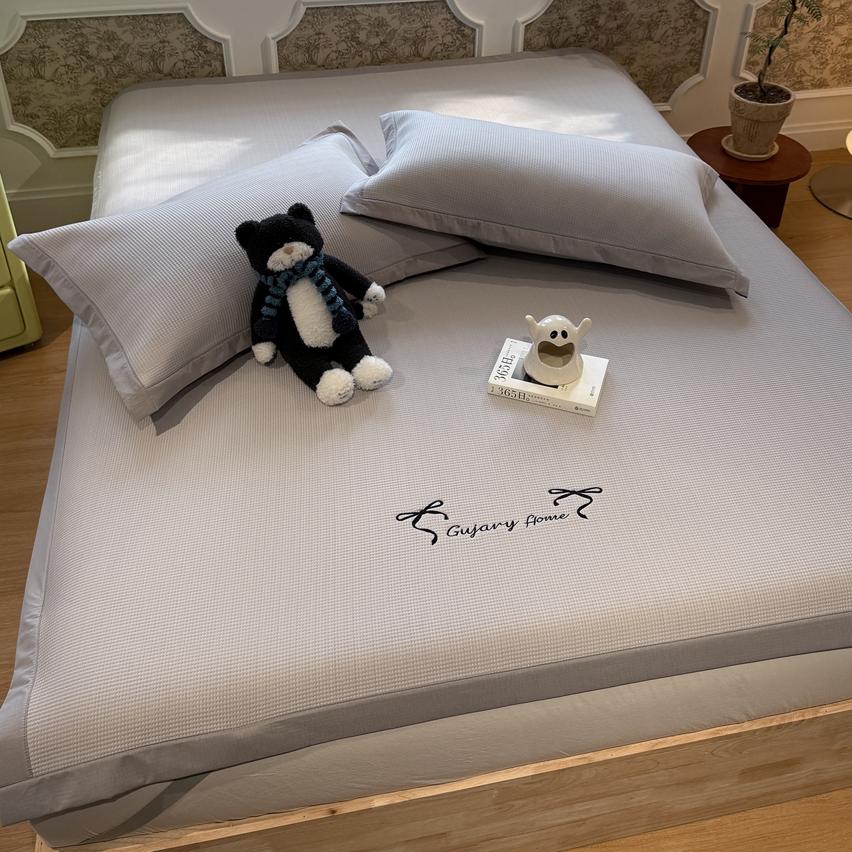 91家纺网 家纺一手货源 找家纺 GUJARY古家丽 2026新款A类刺绣凉豆豆凉席miumiu风绣蝴蝶结 云雾灰