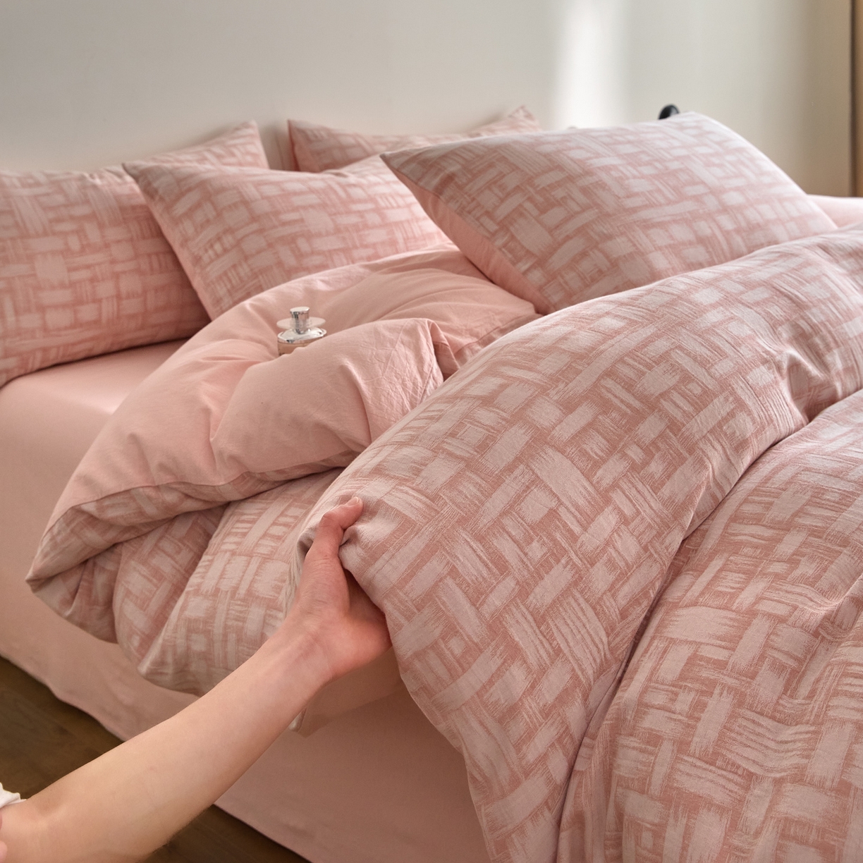 91家纺网 家纺一手货源 找家纺 如一 2026新款A类色织提花全棉双层纱水洗棉四件套 浮光粉