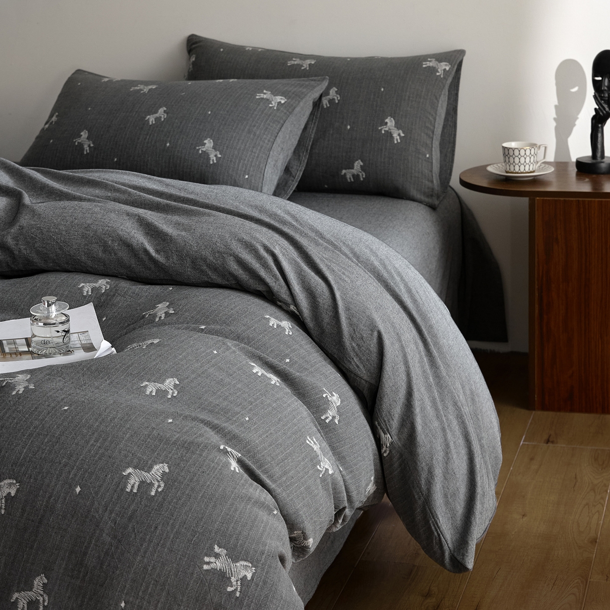 91家纺网 家纺一手货源 找家纺 如一 2026新款A类色织提花全棉双层纱水洗棉四件套 骏影黑