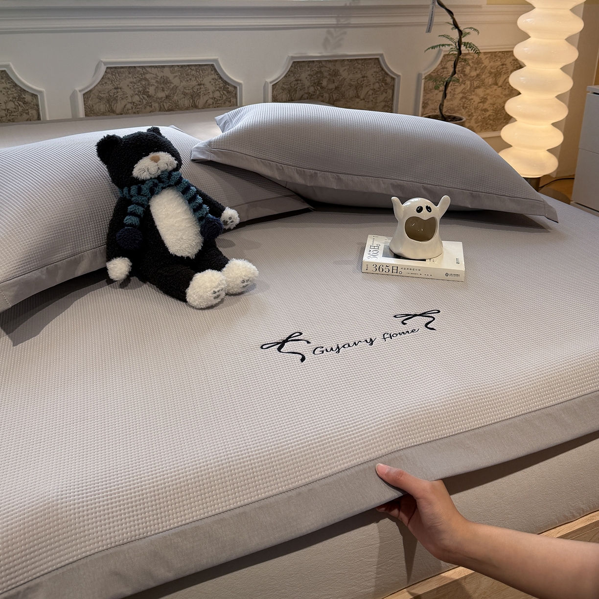 91家纺网 家纺一手货源 找家纺 GUJARY古家丽 2026新款A类刺绣凉豆豆凉席miumiu风绣蝴蝶结 云雾灰