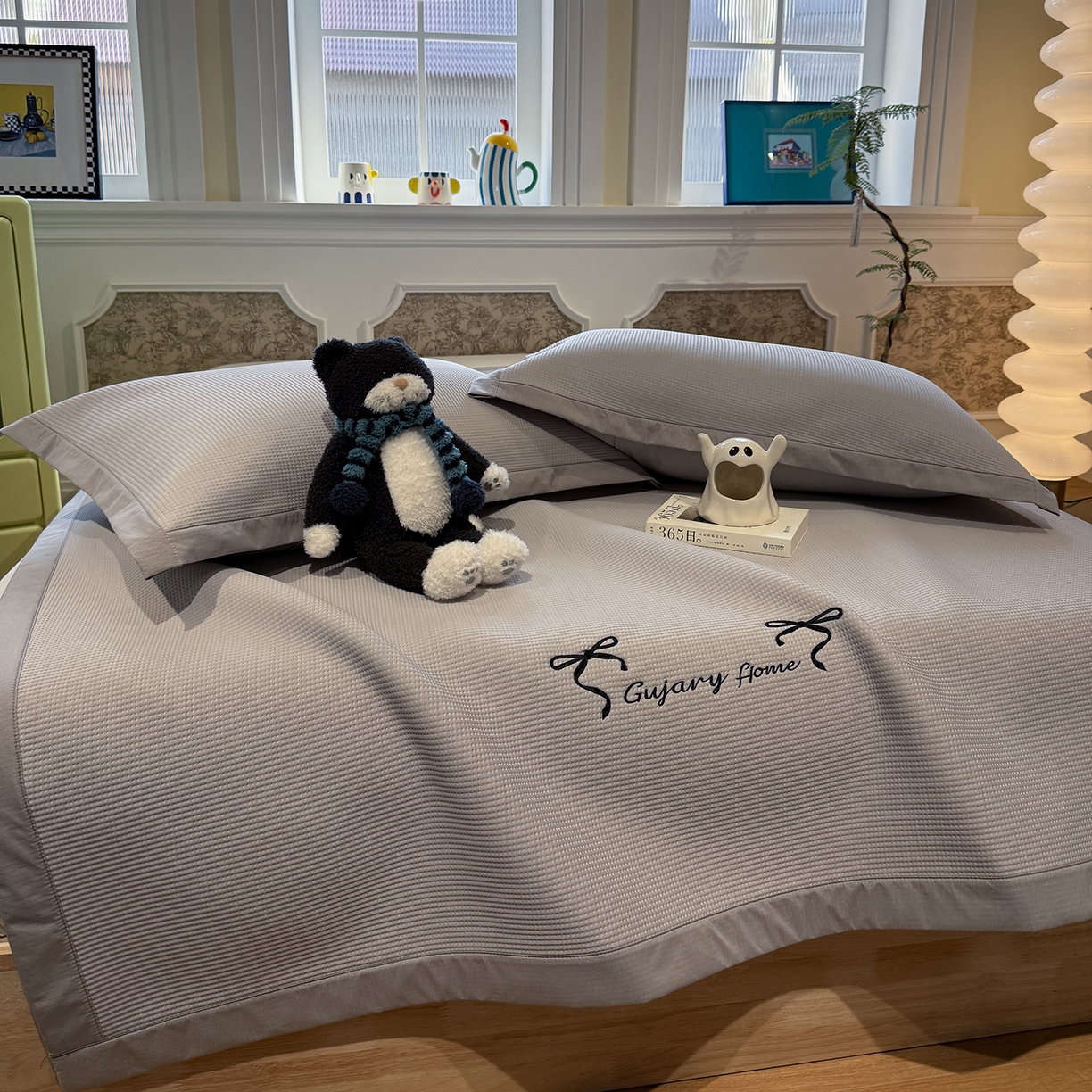 91家纺网 家纺一手货源 找家纺 GUJARY古家丽 2026新款A类刺绣凉豆豆凉席miumiu风绣蝴蝶结 云雾灰