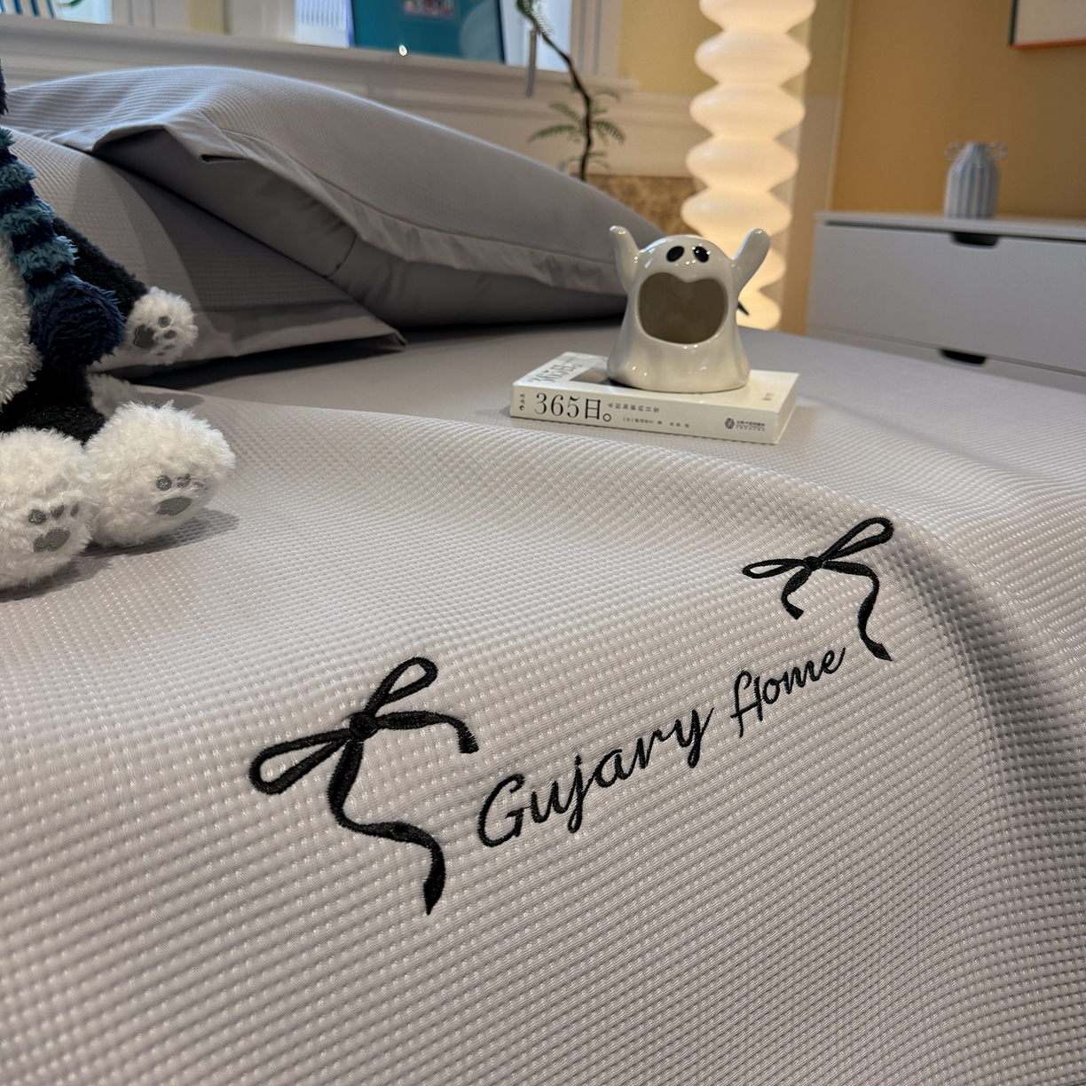 91家纺网 家纺一手货源 找家纺 GUJARY古家丽 2026新款A类刺绣凉豆豆凉席miumiu风绣蝴蝶结 云雾灰