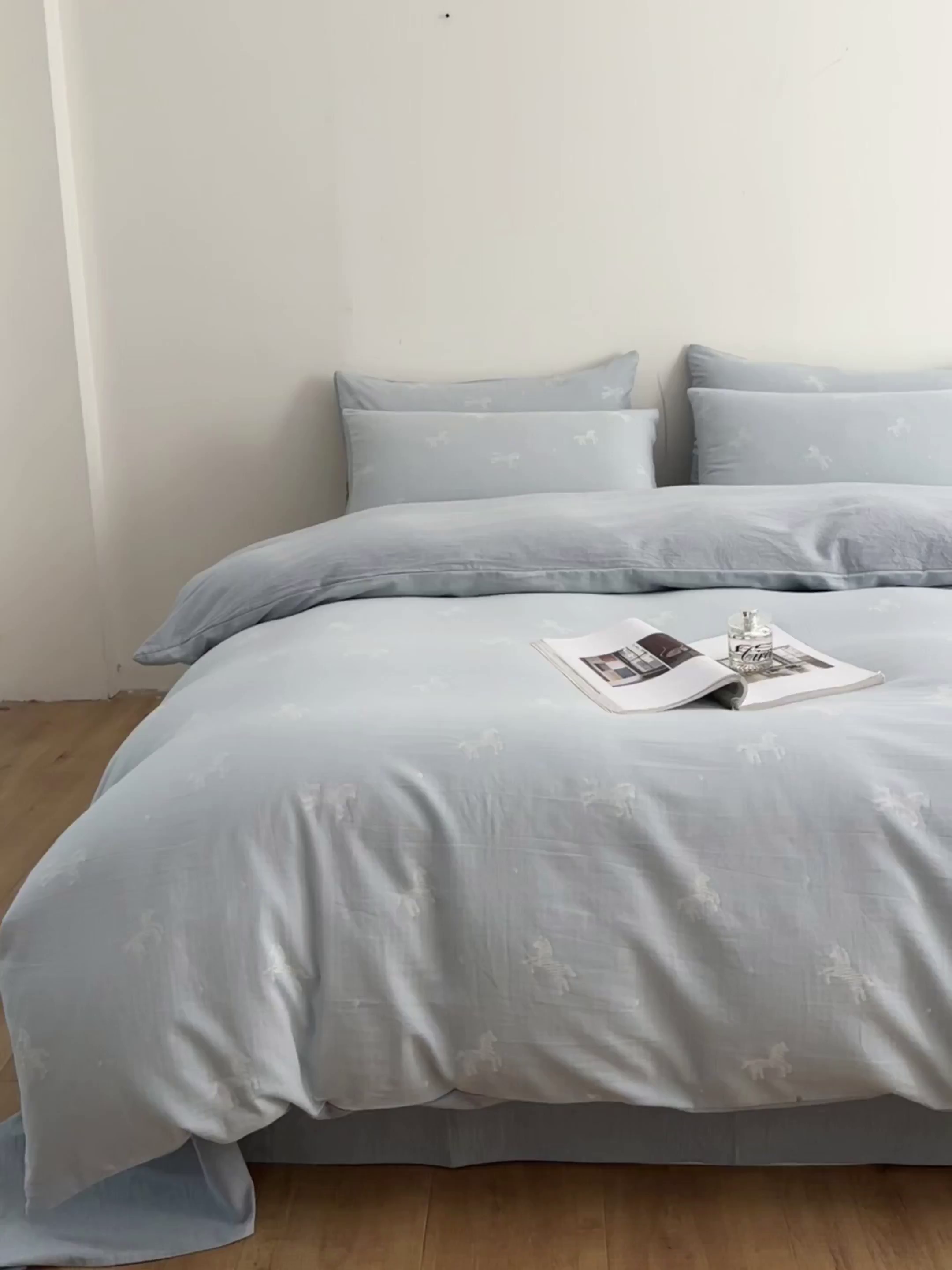 91家纺网 家纺一手货源 找家纺 如一 2026新款A类色织提花全棉双层纱水洗棉四件套 骏影蓝