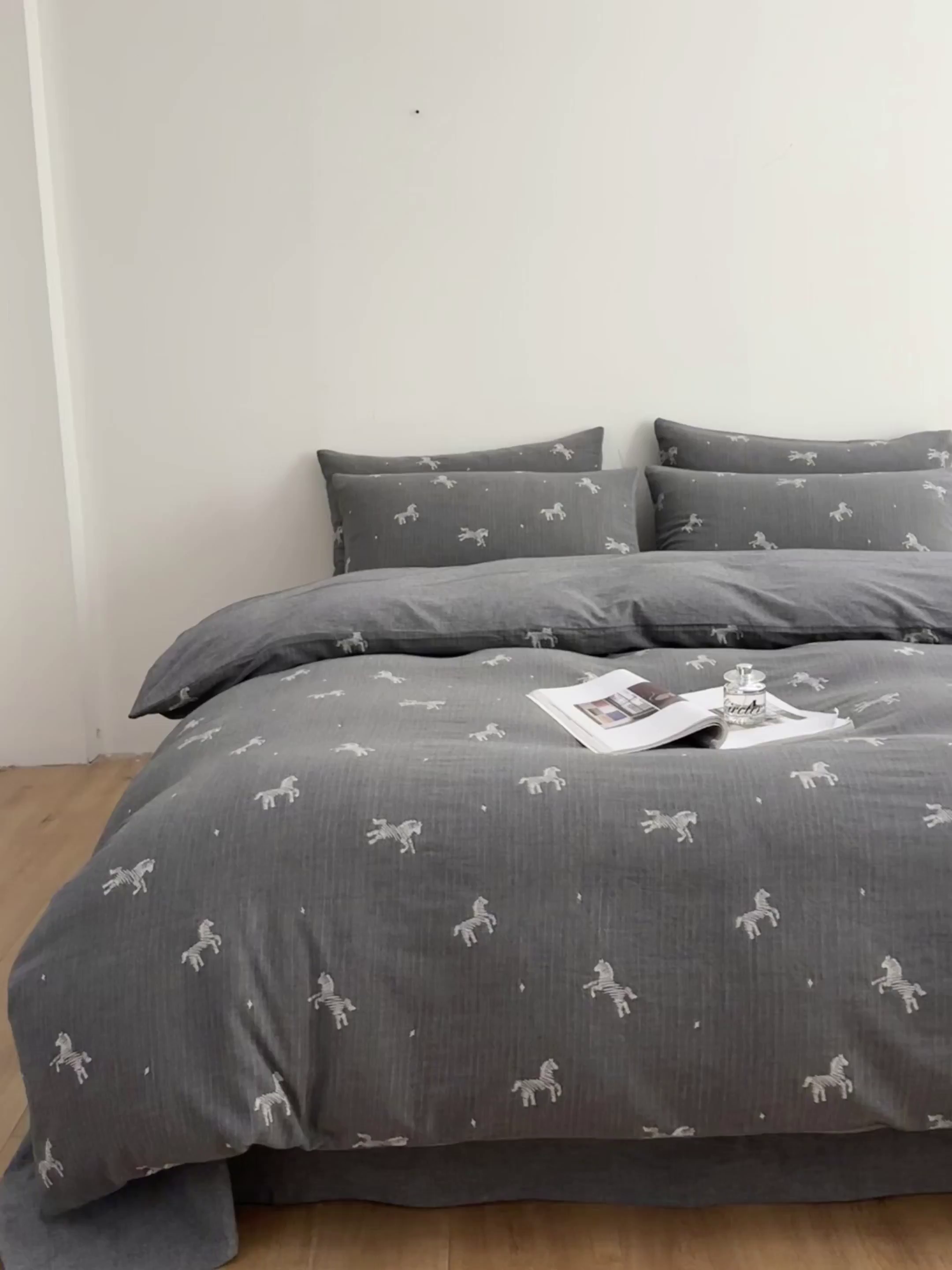 91家纺网 家纺一手货源 找家纺 如一 2026新款A类色织提花全棉双层纱水洗棉四件套 骏影黑