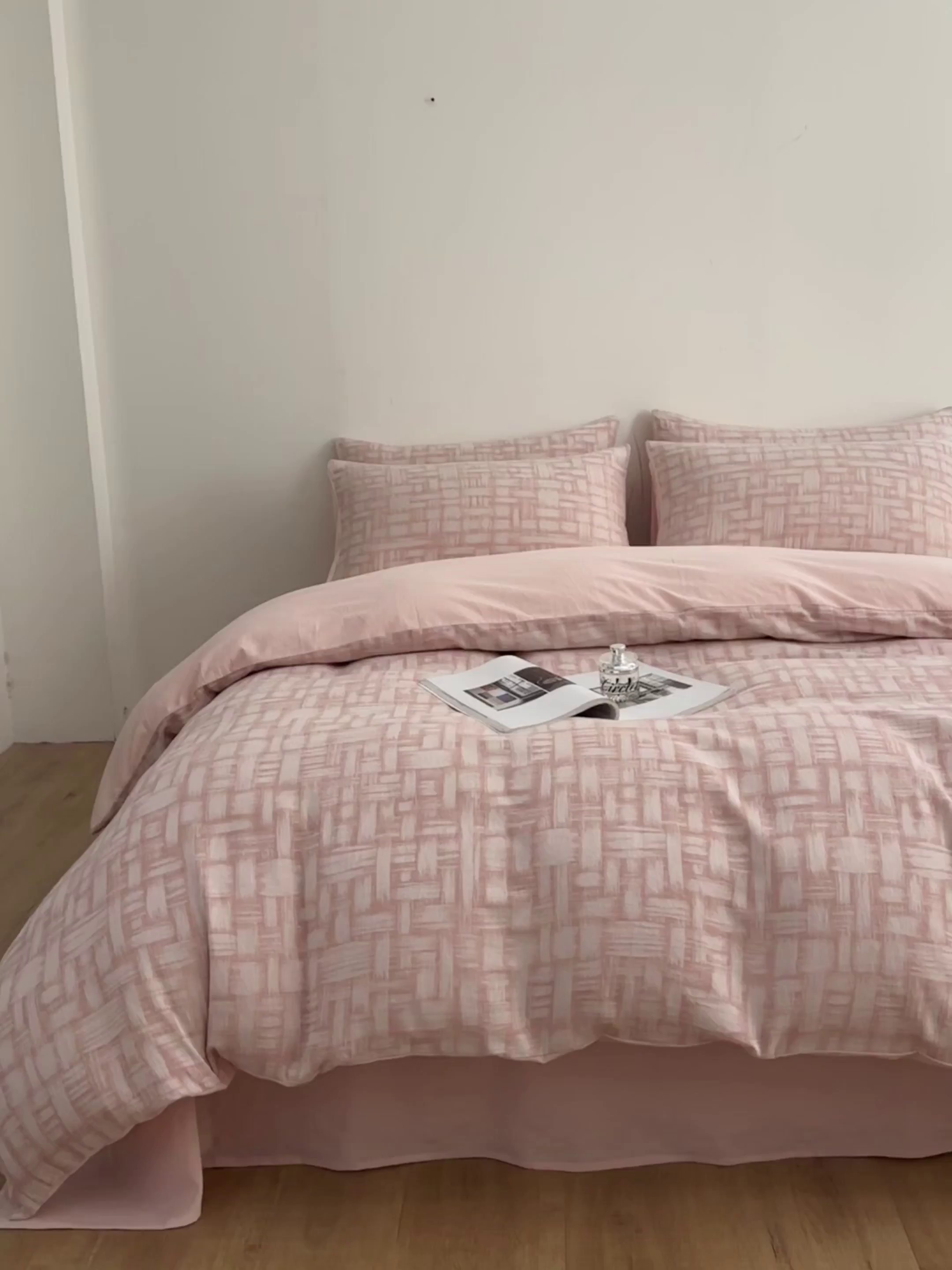 91家纺网 家纺一手货源 找家纺 如一 2026新款A类色织提花全棉双层纱水洗棉四件套 浮光粉