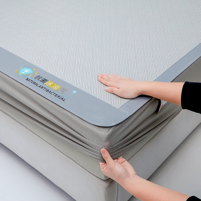91家纺网 家纺一手货源 找家纺 航途席业 2026新款抗菌三明治冰凉席床席床笠-思绪 思绪 绅士灰床笠款