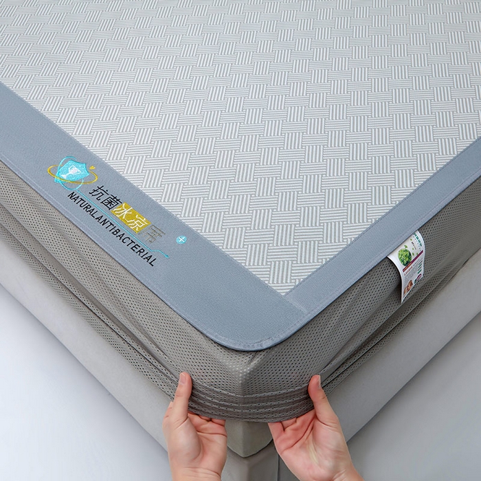 91家纺网 家纺一手货源 找家纺 航途席业 2026新款抗菌三明治冰凉席床席床笠-思绪 思绪 绅士灰床笠款