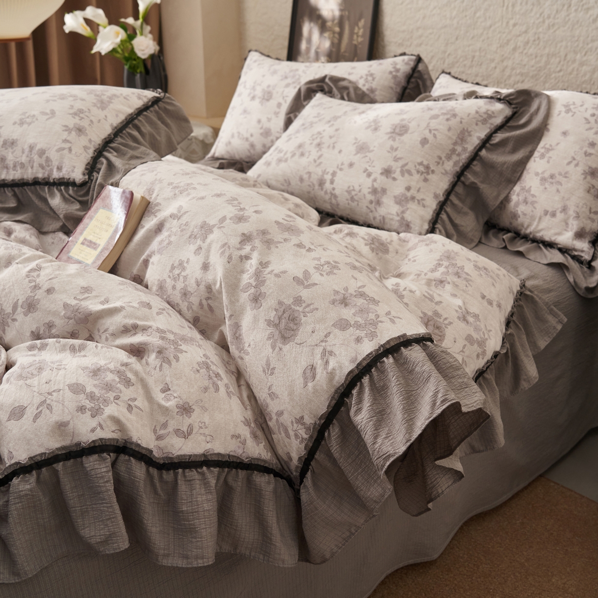 91家纺网 家纺一手货源 找家纺 晨曦家纺 2026春夏新款复古博主风A类亚麻皱皱纱花边四件套 灰织花影