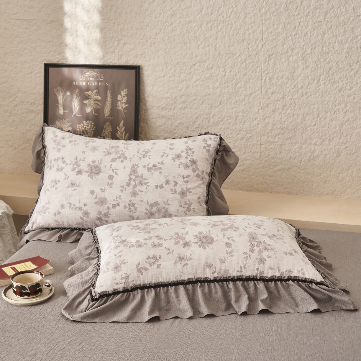 91家纺网 家纺一手货源 找家纺 晨曦家纺 2026春夏新款复古博主风A类亚麻皱皱纱花边四件套 灰织花影