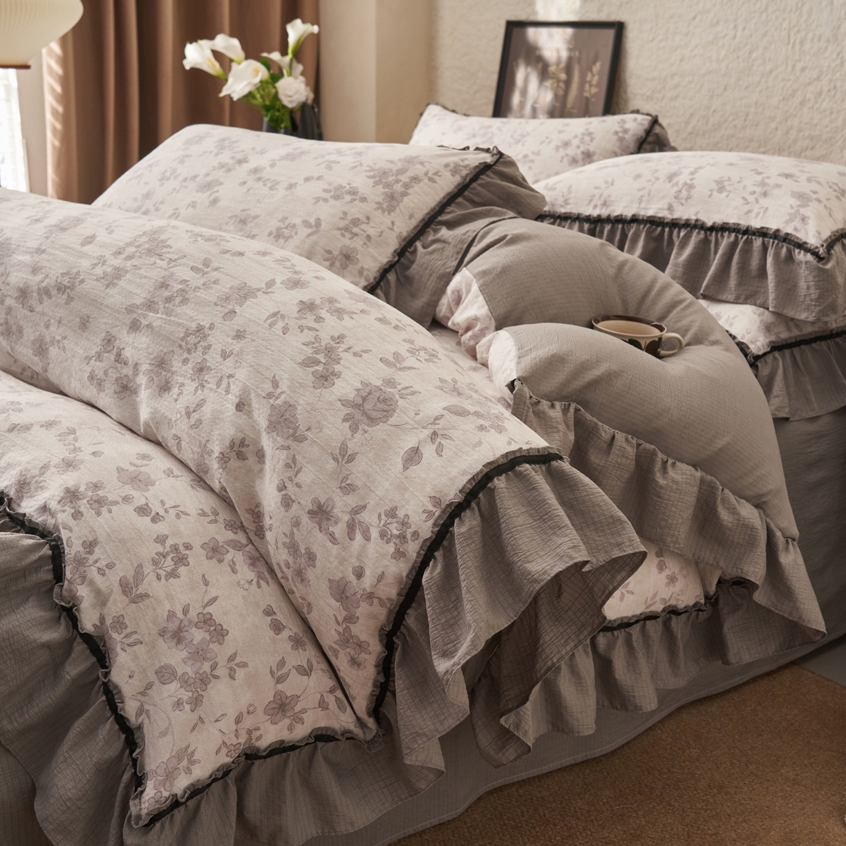 91家纺网 家纺一手货源 找家纺 晨曦家纺 2026春夏新款复古博主风A类亚麻皱皱纱花边四件套 灰织花影