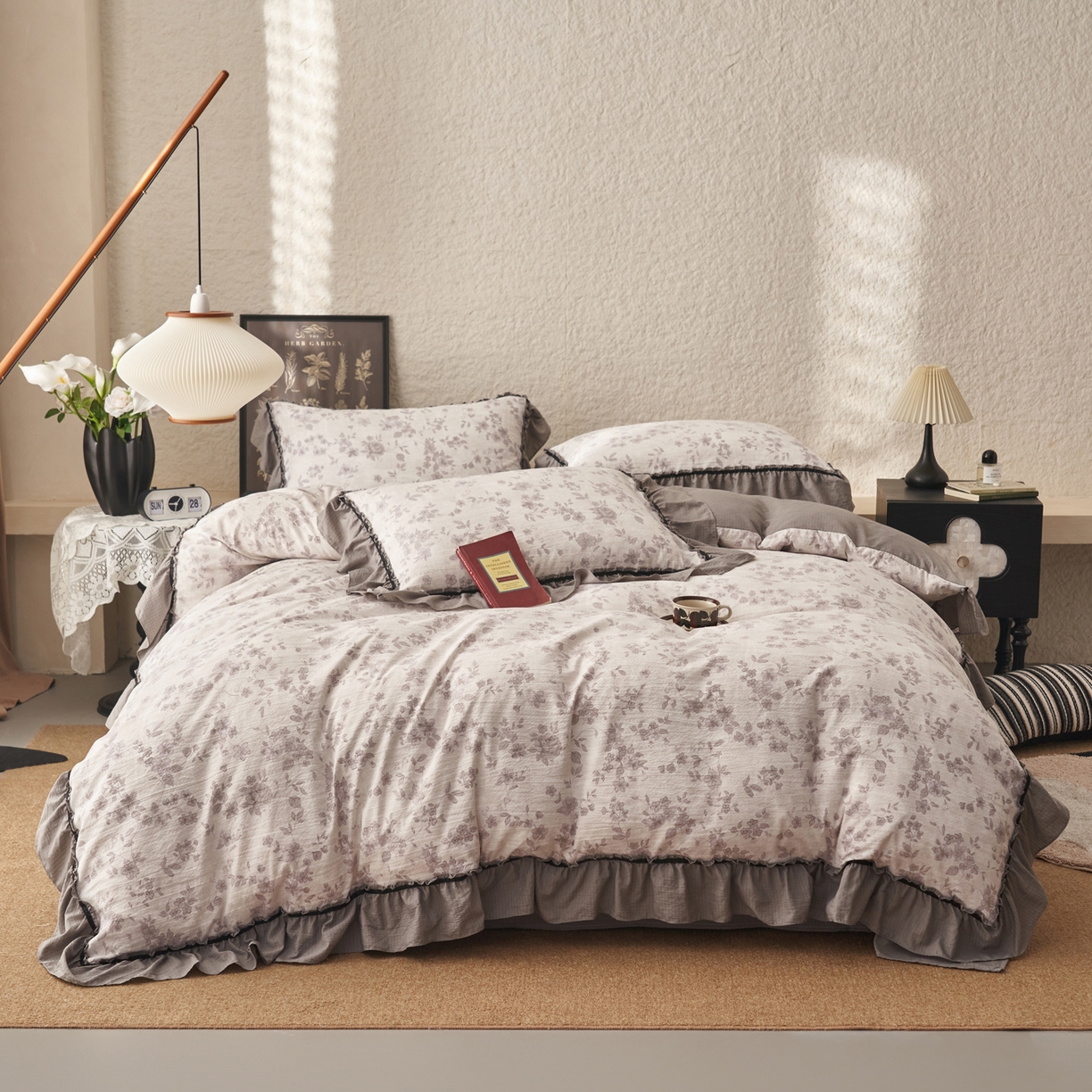 91家纺网 家纺一手货源 找家纺 晨曦家纺 2026春夏新款复古博主风A类亚麻皱皱纱花边四件套 灰织花影