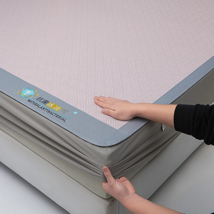 91家纺网 家纺一手货源 找家纺 航途席业 2026新款抗菌三明治冰凉席床席床笠-思绪 思绪 树莓粉床笠款