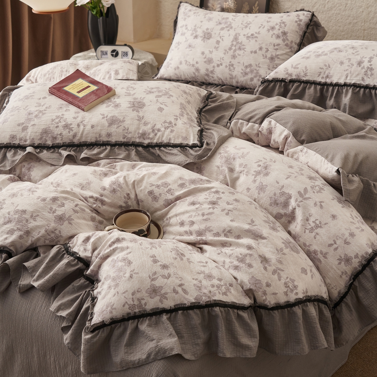 91家纺网 家纺一手货源 找家纺 晨曦家纺 2026春夏新款复古博主风A类亚麻皱皱纱花边四件套 灰织花影