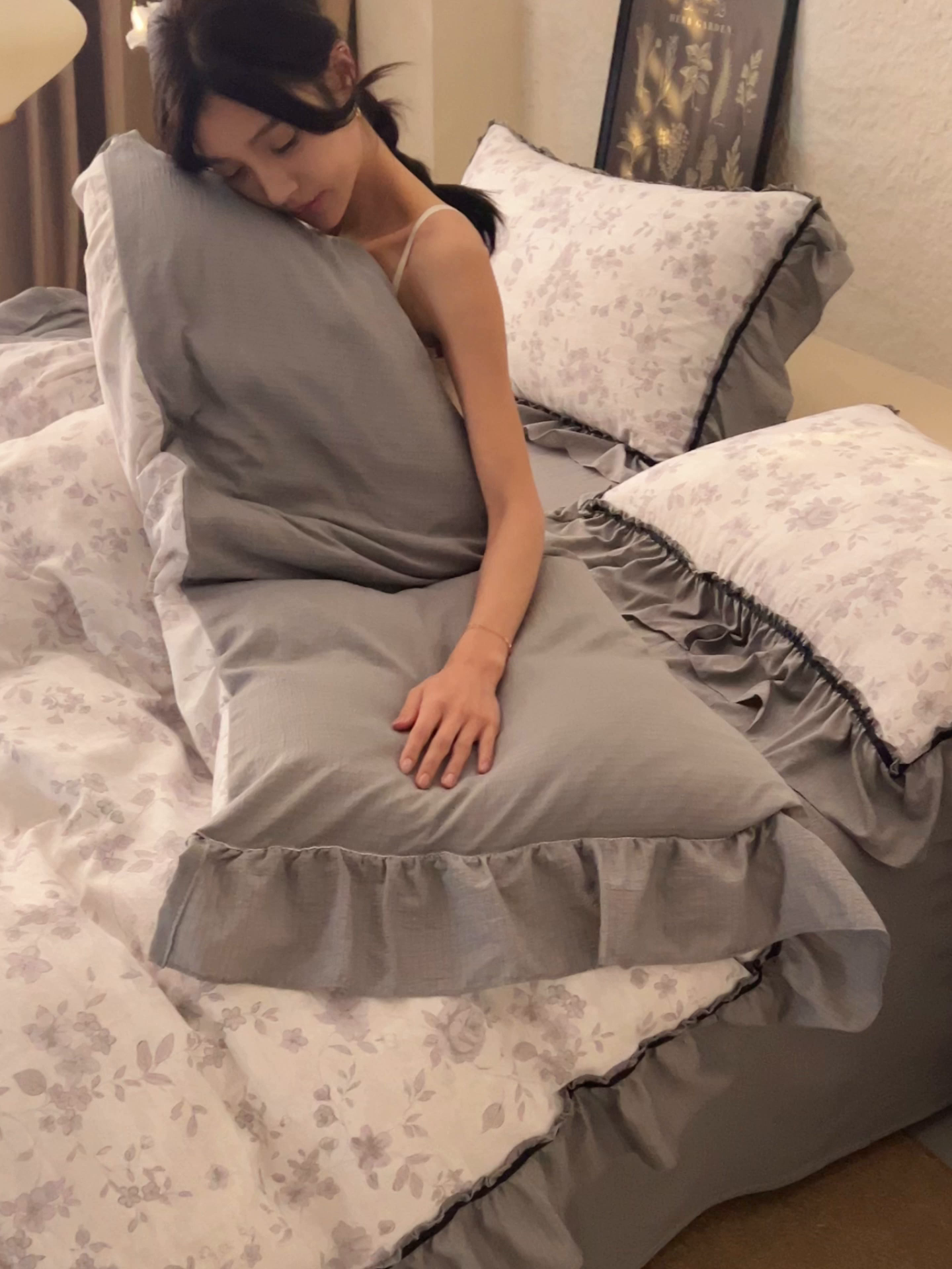 91家纺网 家纺一手货源 找家纺 晨曦家纺 2026春夏新款复古博主风A类亚麻皱皱纱花边四件套 灰织花影