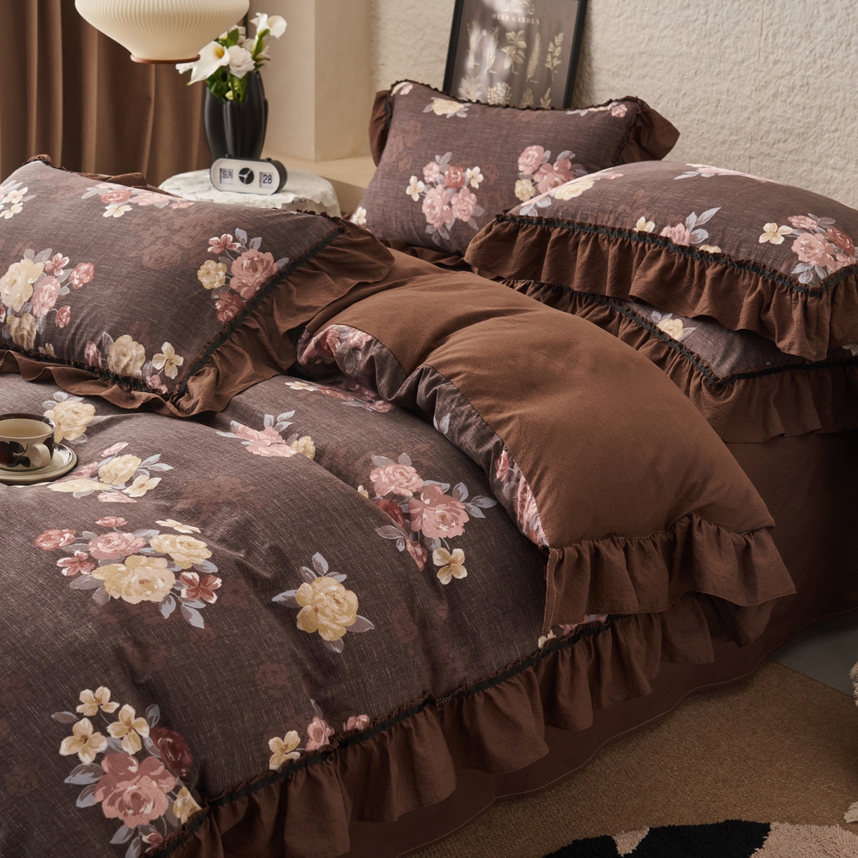 91家纺网 家纺一手货源 找家纺 晨曦家纺 2026春夏新款复古博主风A类亚麻皱皱纱花边四件套 焦糖玫瑰园