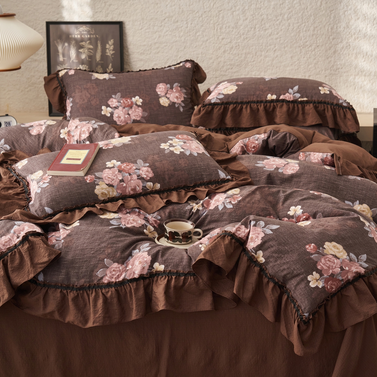 91家纺网 家纺一手货源 找家纺 晨曦家纺 2026春夏新款复古博主风A类亚麻皱皱纱花边四件套 焦糖玫瑰园