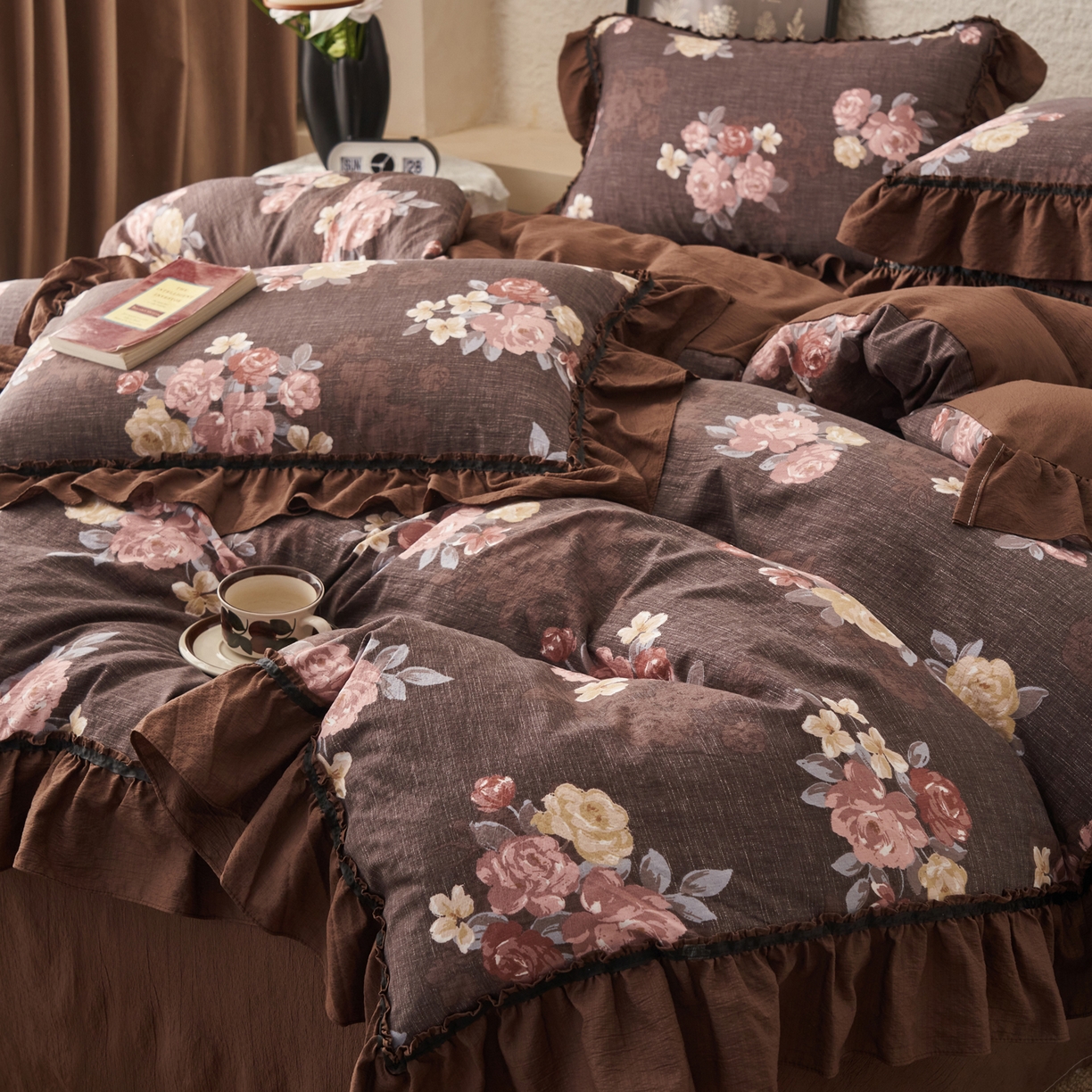 91家纺网 家纺一手货源 找家纺 晨曦家纺 2026春夏新款复古博主风A类亚麻皱皱纱花边四件套 焦糖玫瑰园