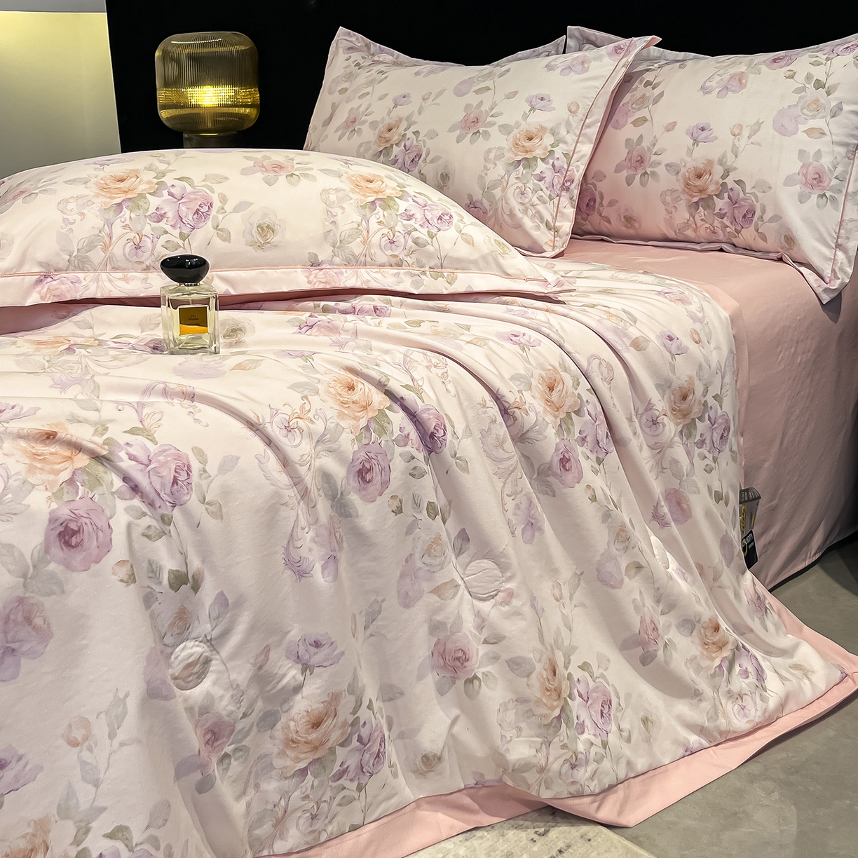 91家纺网 家纺一手货源 找家纺 （总）金梦拉家纺 2026新款凉感天丝竹节纱大宽边一字绣夏被空调被夏凉被四件套