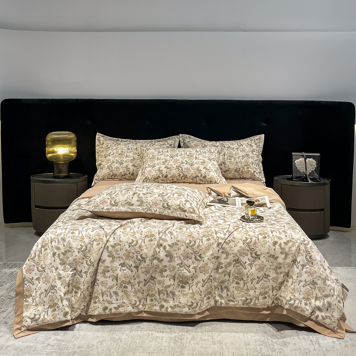 91家纺网 家纺一手货源 找家纺 金梦拉家纺 2026新款凉感天丝竹节纱大宽边一字绣夏被空调被夏凉被四件套 初妍