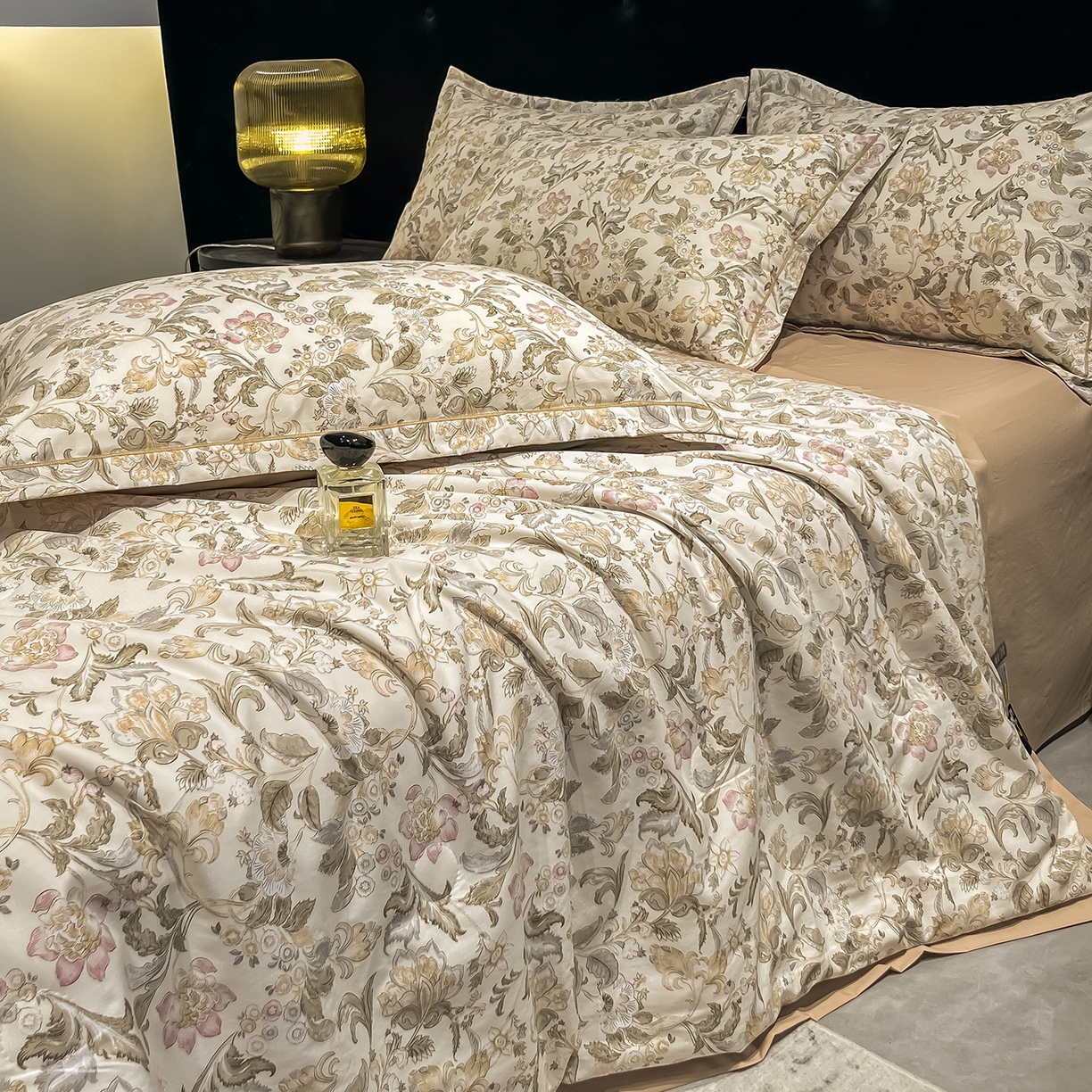 91家纺网 家纺一手货源 找家纺 金梦拉家纺 2026新款凉感天丝竹节纱大宽边一字绣夏被空调被夏凉被四件套 初妍