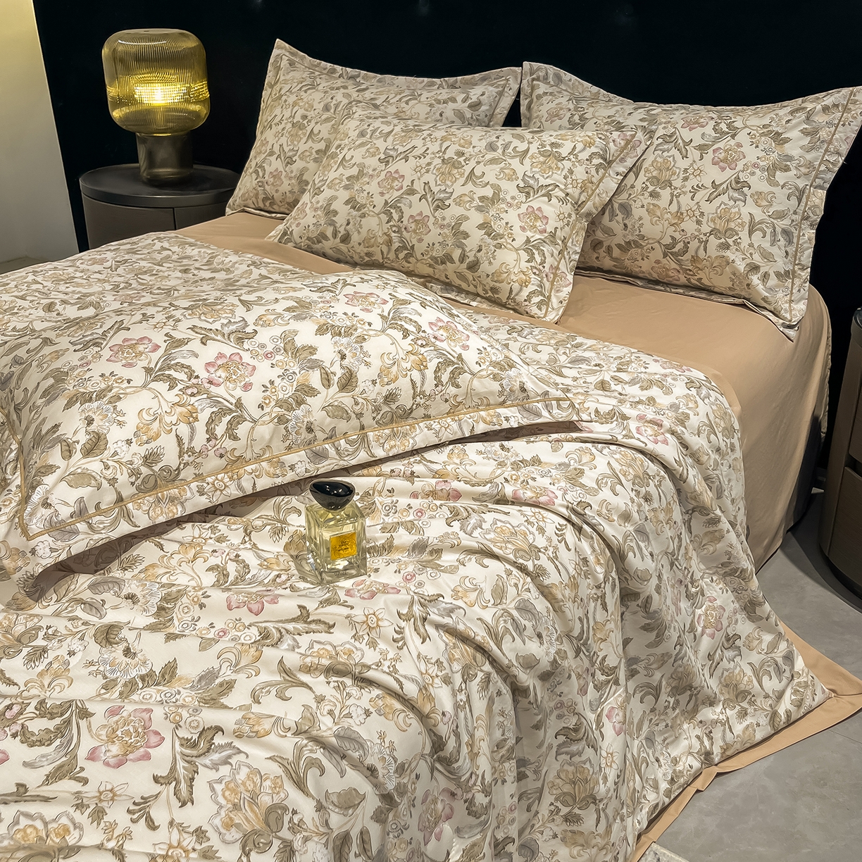 91家纺网 家纺一手货源 找家纺 金梦拉家纺 2026新款凉感天丝竹节纱大宽边一字绣夏被空调被夏凉被四件套 初妍