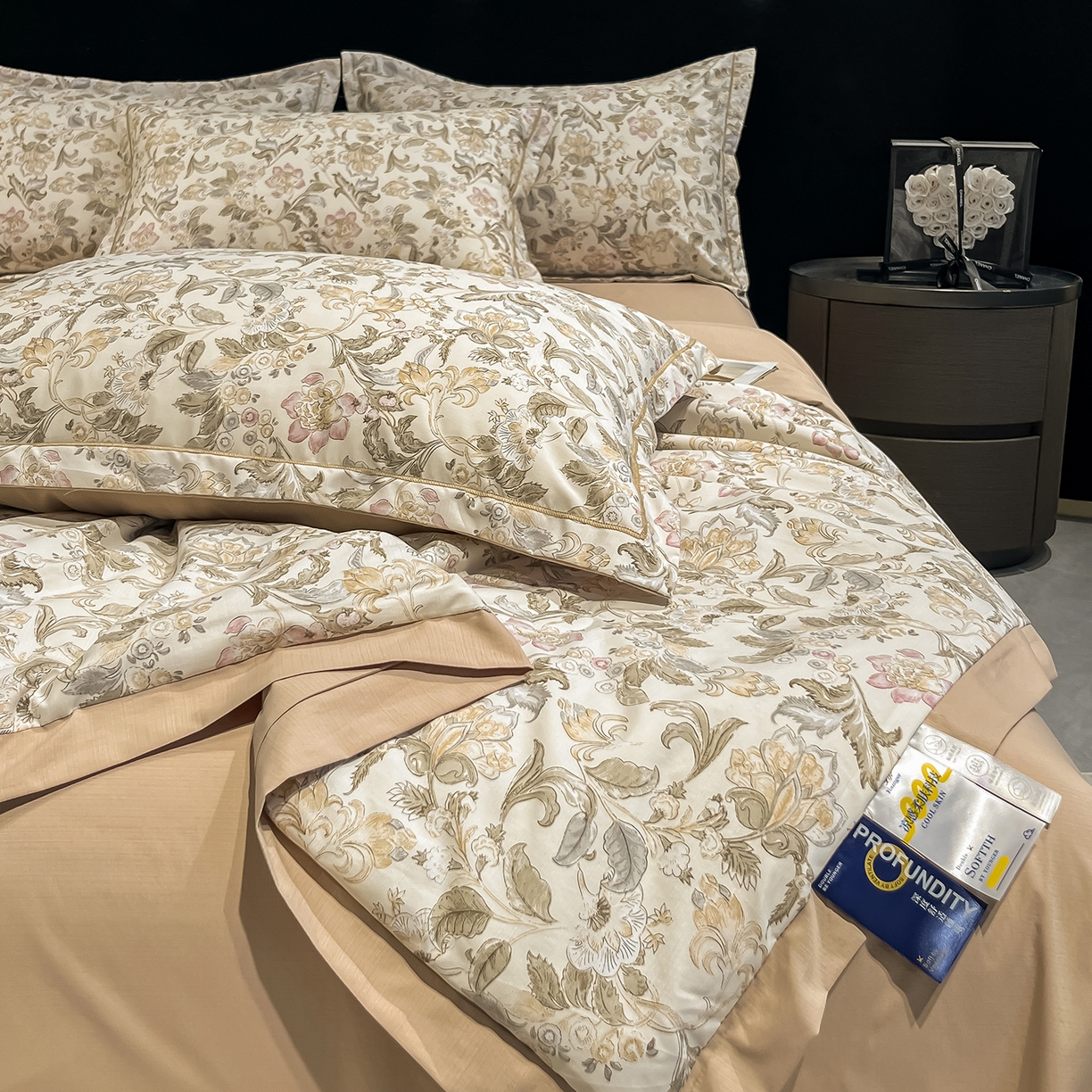 91家纺网 家纺一手货源 找家纺 金梦拉家纺 2026新款凉感天丝竹节纱大宽边一字绣夏被空调被夏凉被四件套 初妍