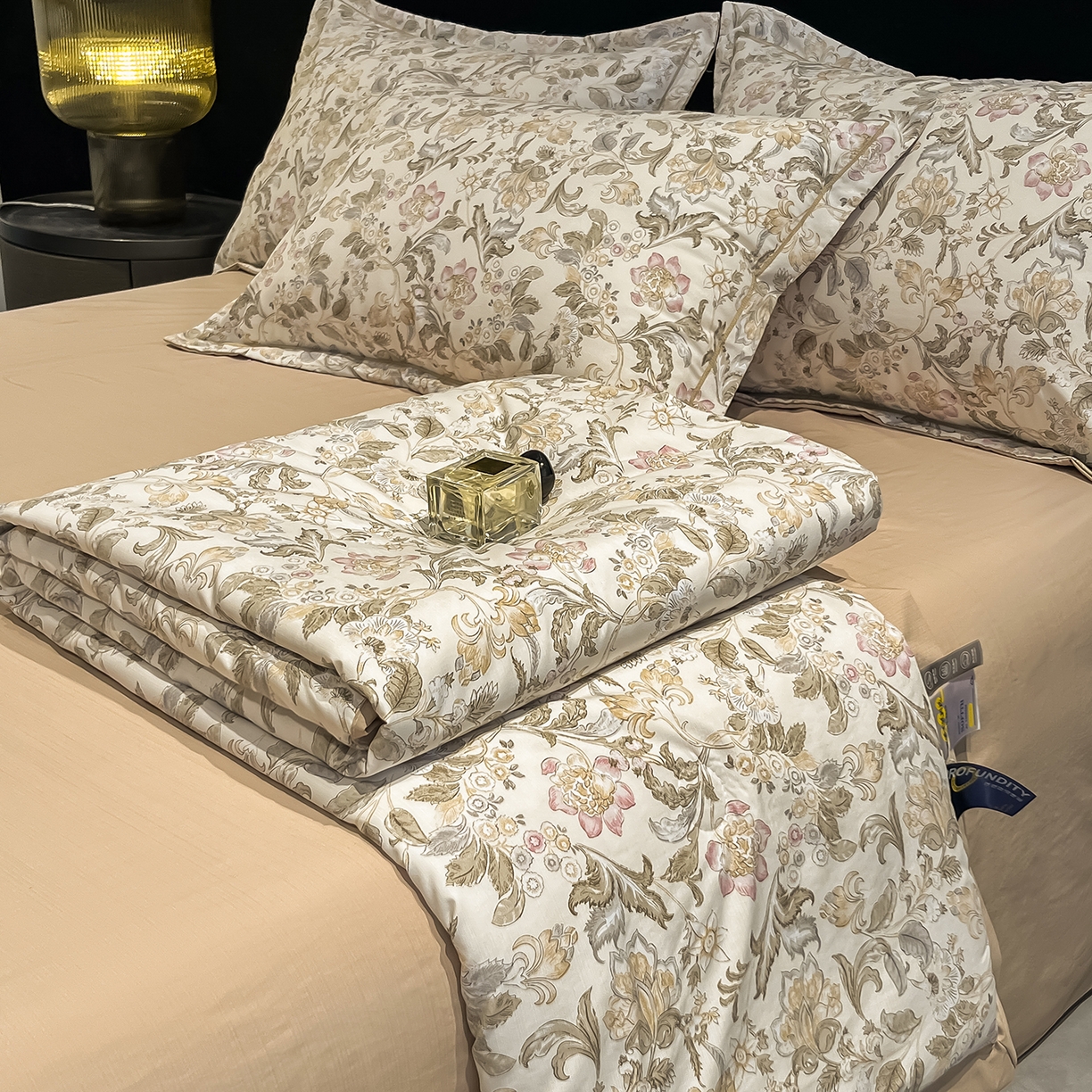 91家纺网 家纺一手货源 找家纺 金梦拉家纺 2026新款凉感天丝竹节纱大宽边一字绣夏被空调被夏凉被四件套 初妍