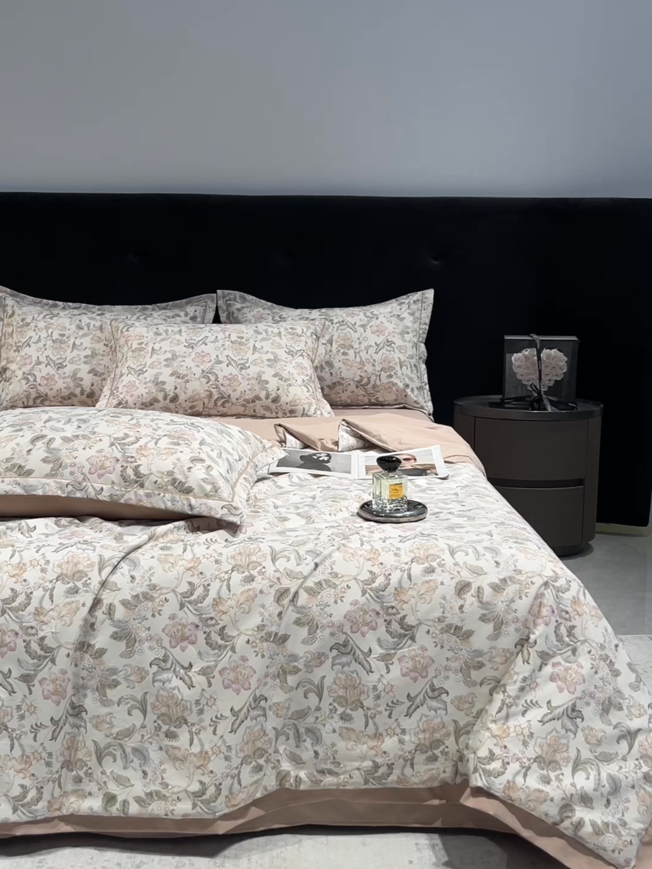 91家纺网 家纺一手货源 找家纺 金梦拉家纺 2026新款凉感天丝竹节纱大宽边一字绣夏被空调被夏凉被四件套 初妍