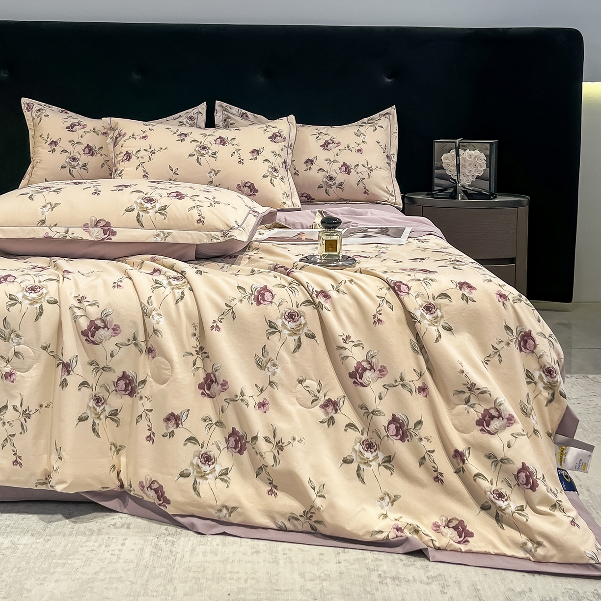 91家纺网 家纺一手货源 找家纺 金梦拉家纺 2026新款凉感天丝竹节纱大宽边一字绣夏被空调被夏凉被四件套 繁希紫