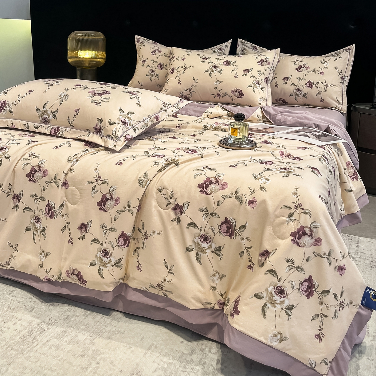 91家纺网 家纺一手货源 找家纺 金梦拉家纺 2026新款凉感天丝竹节纱大宽边一字绣夏被空调被夏凉被四件套 繁希紫