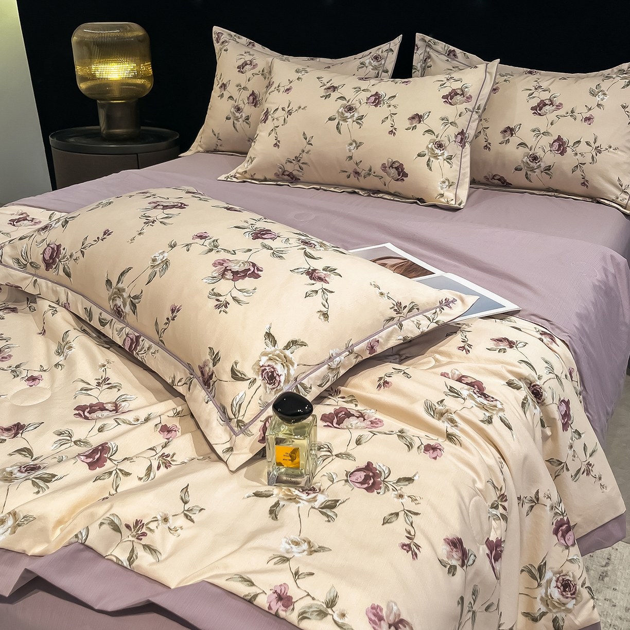 91家纺网 家纺一手货源 找家纺 金梦拉家纺 2026新款凉感天丝竹节纱大宽边一字绣夏被空调被夏凉被四件套 繁希紫