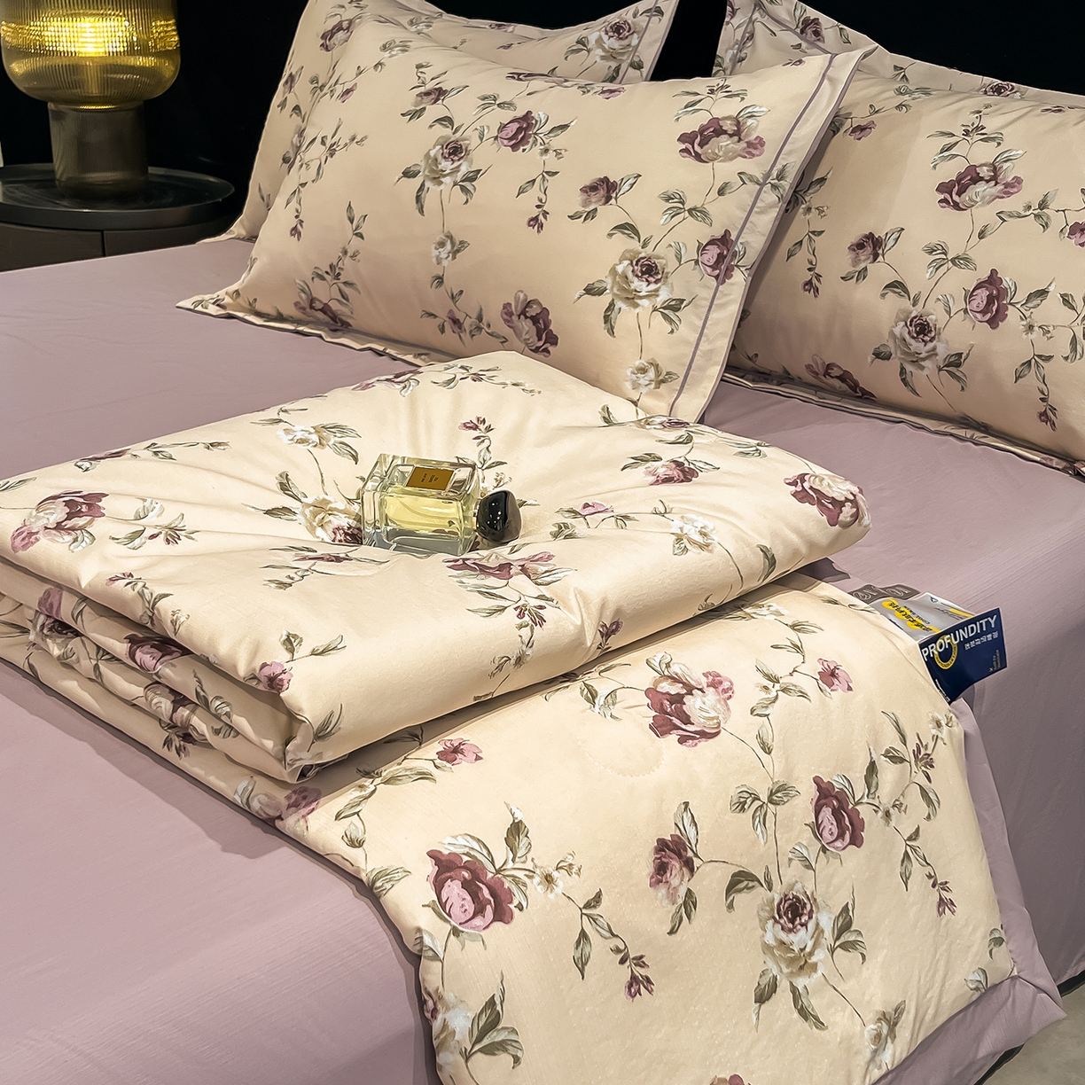 91家纺网 家纺一手货源 找家纺 金梦拉家纺 2026新款凉感天丝竹节纱大宽边一字绣夏被空调被夏凉被四件套 繁希紫