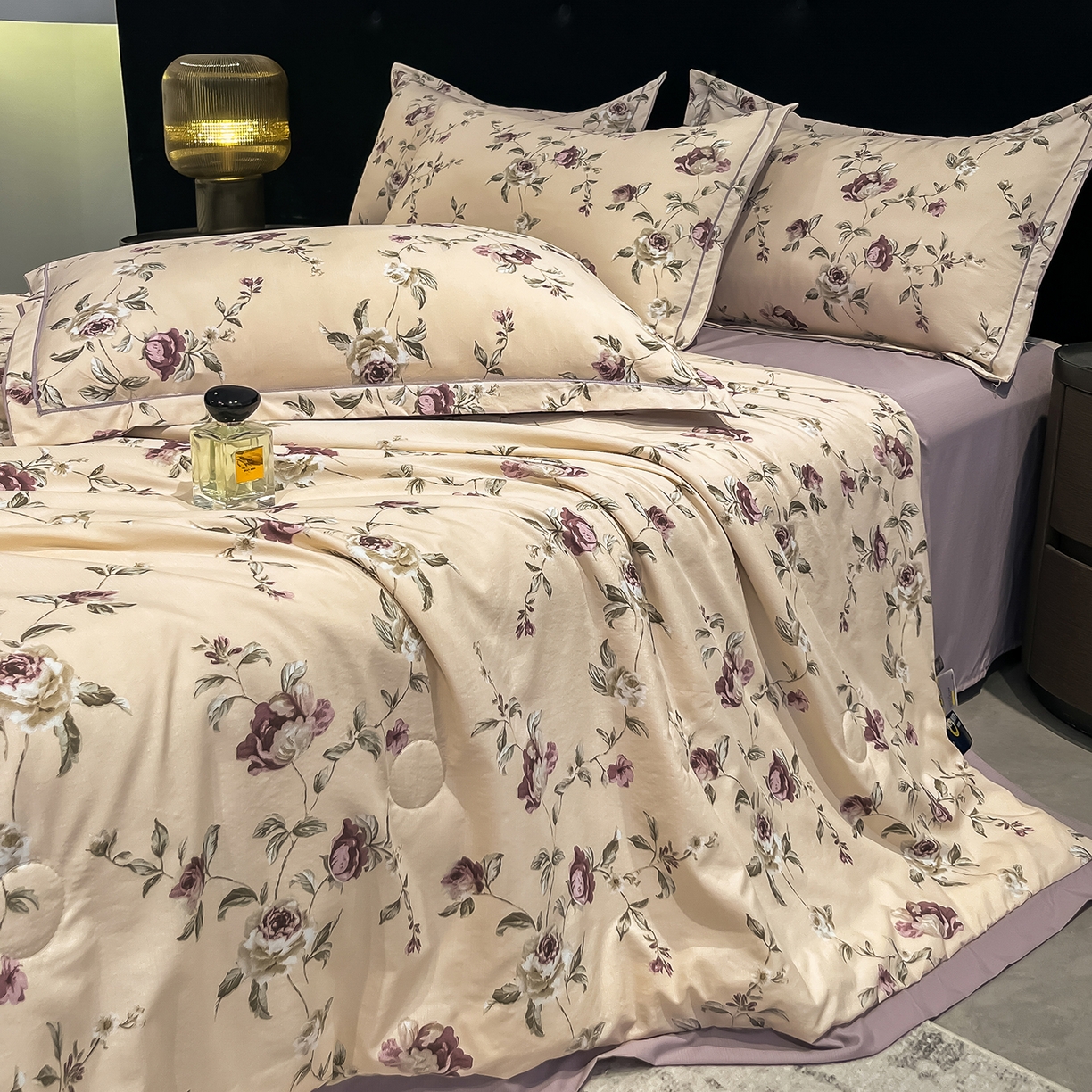 91家纺网 家纺一手货源 找家纺 金梦拉家纺 2026新款凉感天丝竹节纱大宽边一字绣夏被空调被夏凉被四件套 繁希紫