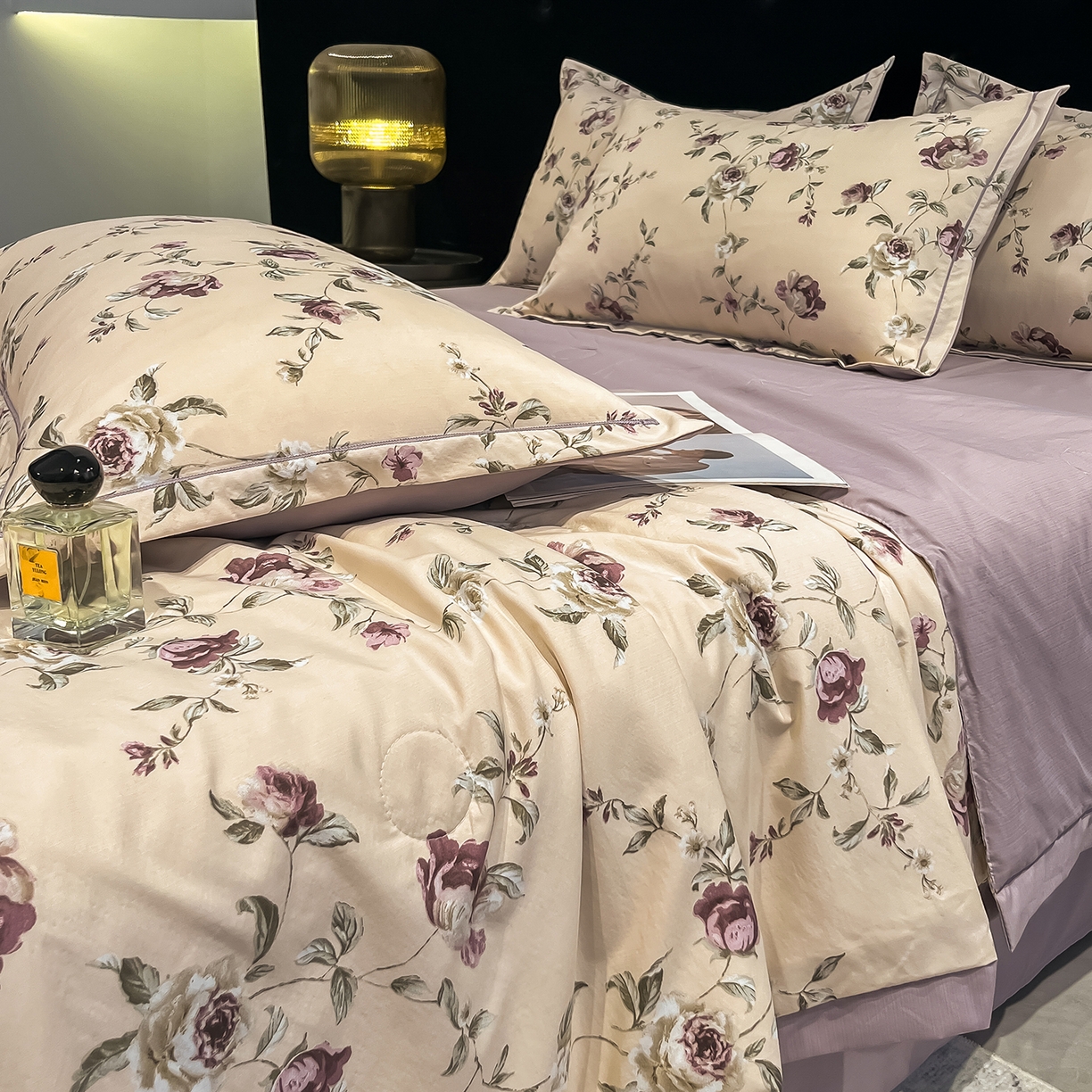 91家纺网 家纺一手货源 找家纺 金梦拉家纺 2026新款凉感天丝竹节纱大宽边一字绣夏被空调被夏凉被四件套 繁希紫