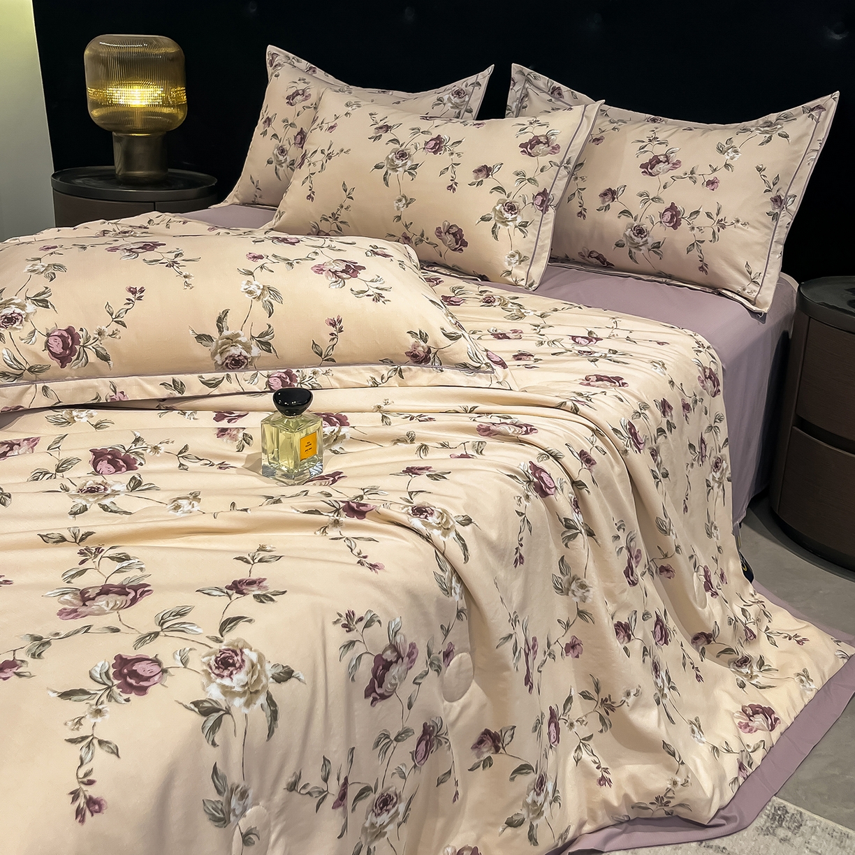 91家纺网 家纺一手货源 找家纺 金梦拉家纺 2026新款凉感天丝竹节纱大宽边一字绣夏被空调被夏凉被四件套 繁希紫