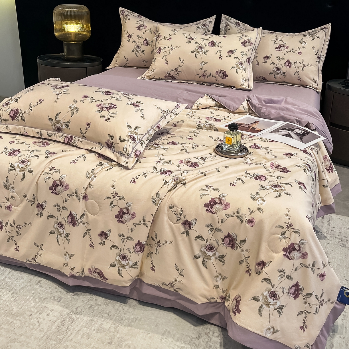 91家纺网 家纺一手货源 找家纺 金梦拉家纺 2026新款凉感天丝竹节纱大宽边一字绣夏被空调被夏凉被四件套 繁希紫