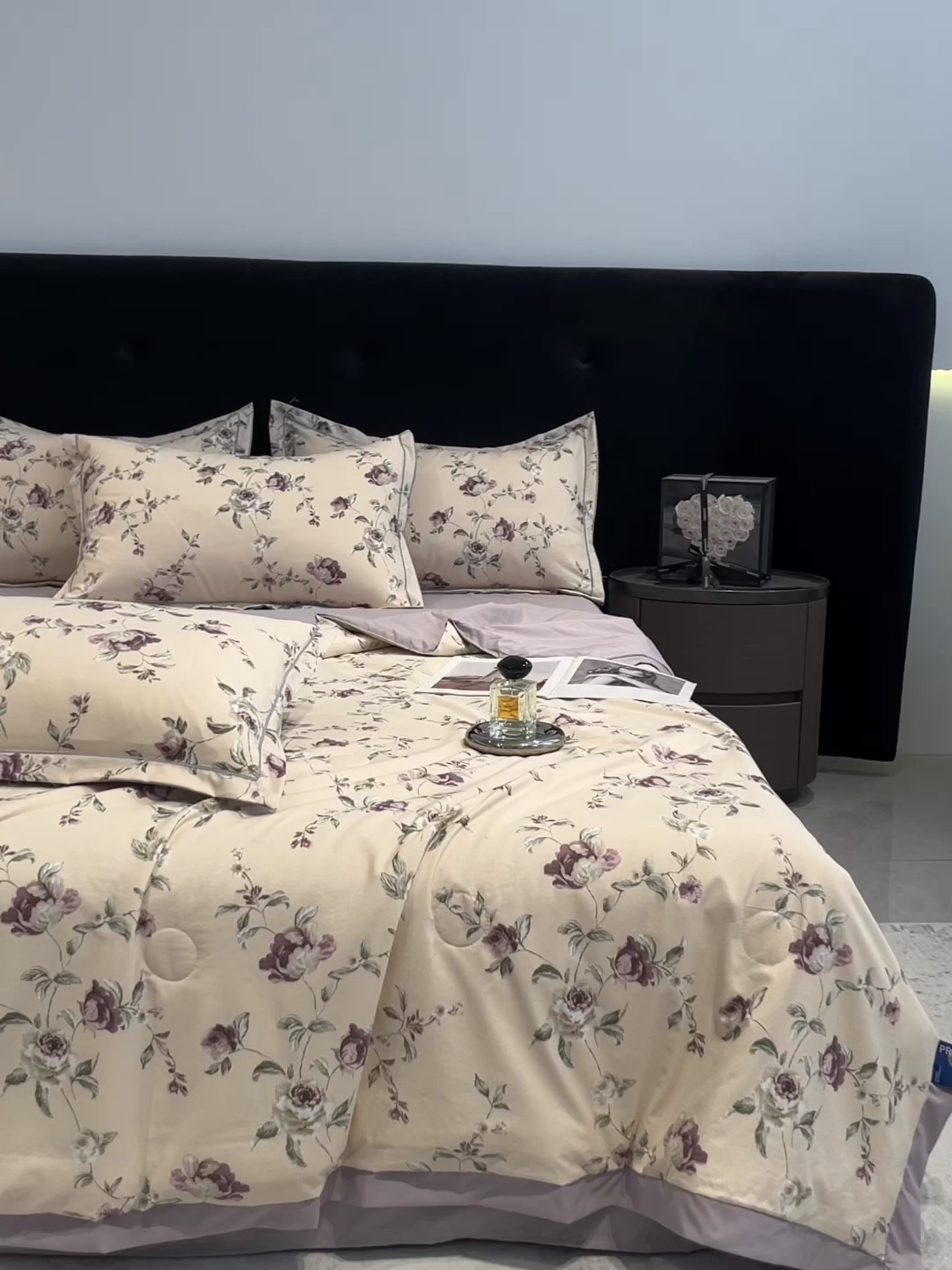 91家纺网 家纺一手货源 找家纺 金梦拉家纺 2026新款凉感天丝竹节纱大宽边一字绣夏被空调被夏凉被四件套 繁希紫