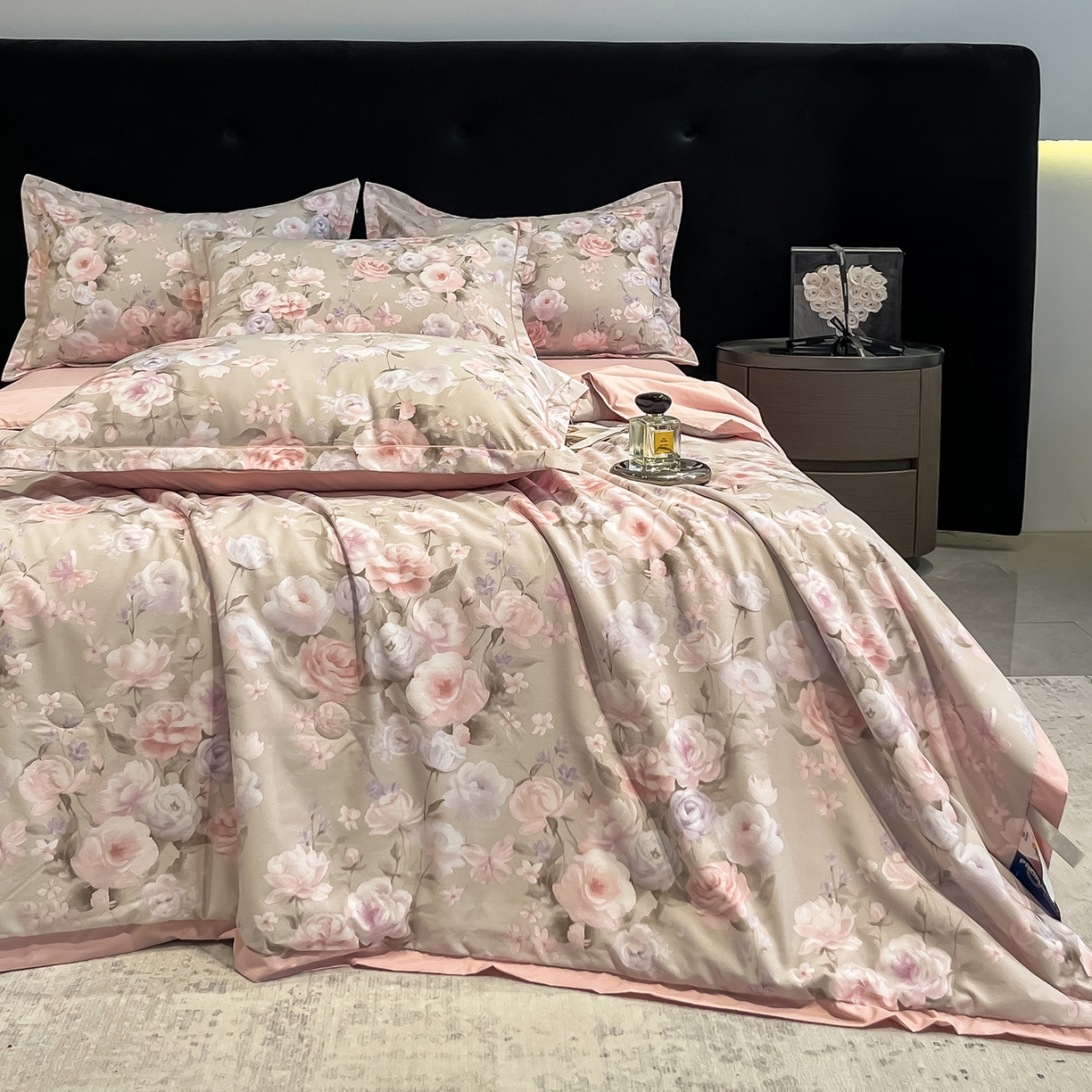 91家纺网 家纺一手货源 找家纺 金梦拉家纺 2026新款凉感天丝竹节纱大宽边一字绣夏被空调被夏凉被四件套 风语花絮