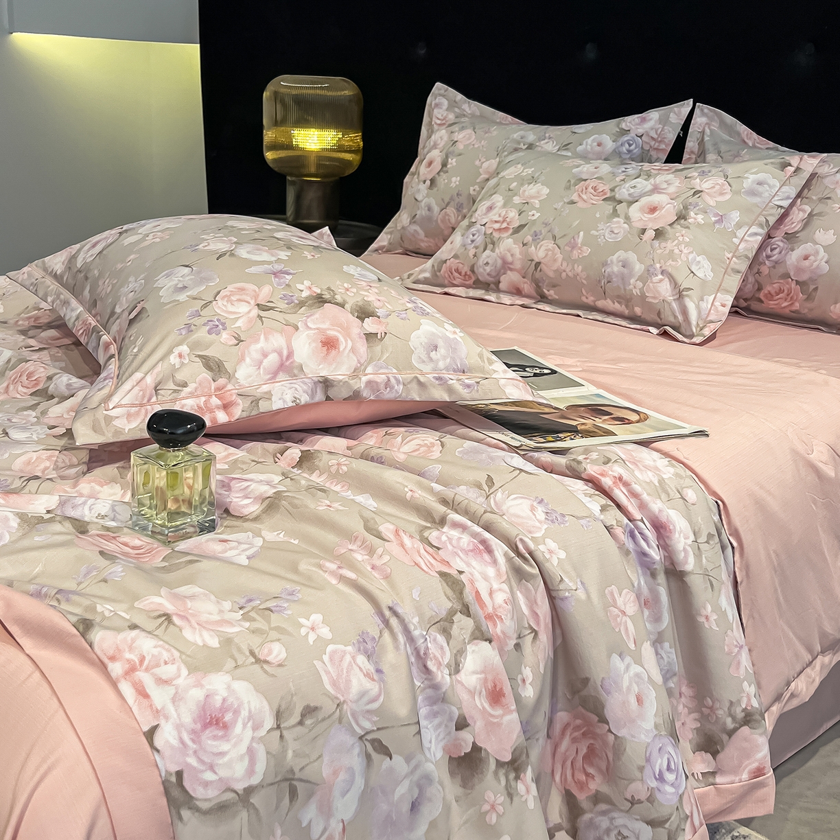 91家纺网 家纺一手货源 找家纺 金梦拉家纺 2026新款凉感天丝竹节纱大宽边一字绣夏被空调被夏凉被四件套 风语花絮