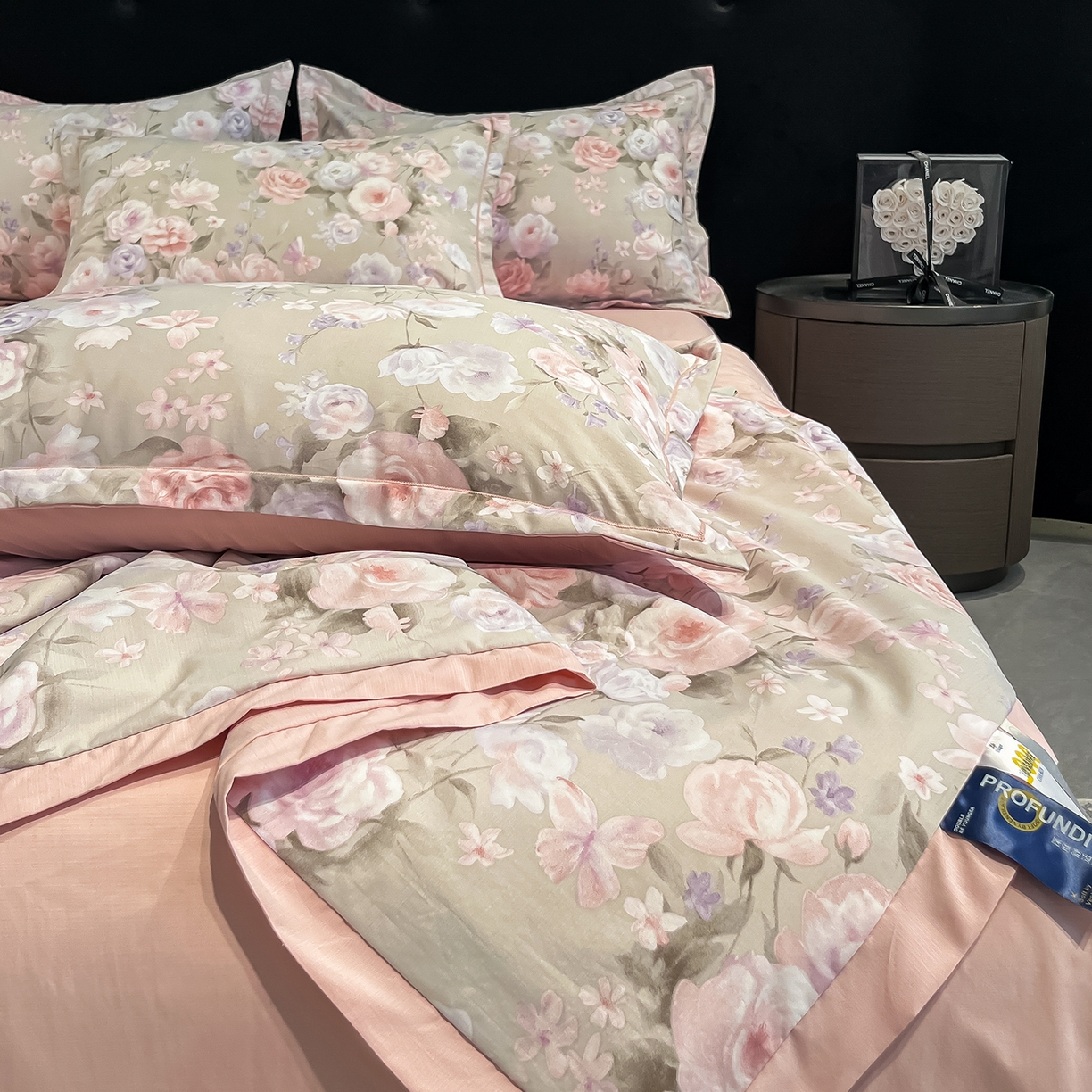 91家纺网 家纺一手货源 找家纺 金梦拉家纺 2026新款凉感天丝竹节纱大宽边一字绣夏被空调被夏凉被四件套 风语花絮