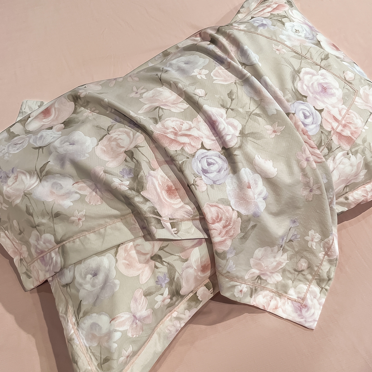 91家纺网 家纺一手货源 找家纺 金梦拉家纺 2026新款凉感天丝竹节纱大宽边一字绣夏被空调被夏凉被四件套 风语花絮