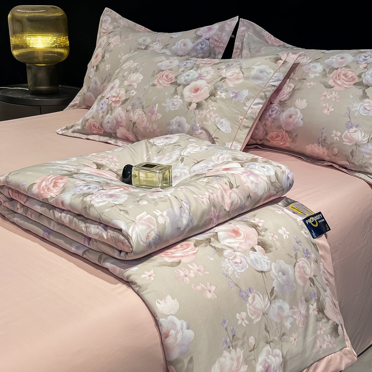 91家纺网 家纺一手货源 找家纺 金梦拉家纺 2026新款凉感天丝竹节纱大宽边一字绣夏被空调被夏凉被四件套 风语花絮