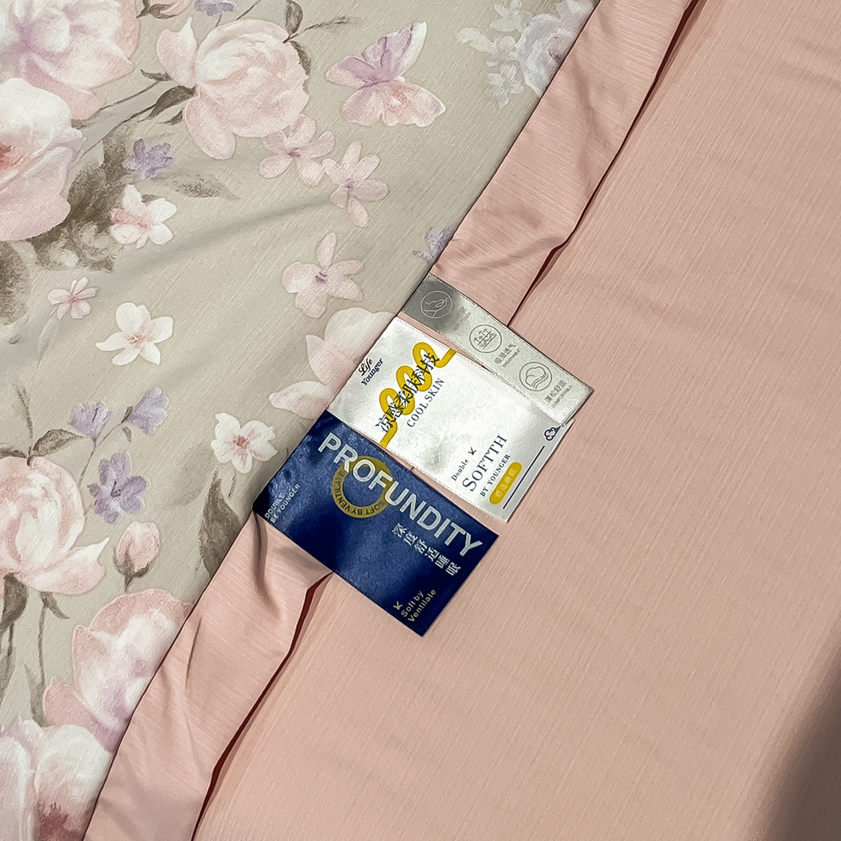 91家纺网 家纺一手货源 找家纺 金梦拉家纺 2026新款凉感天丝竹节纱大宽边一字绣夏被空调被夏凉被四件套 风语花絮